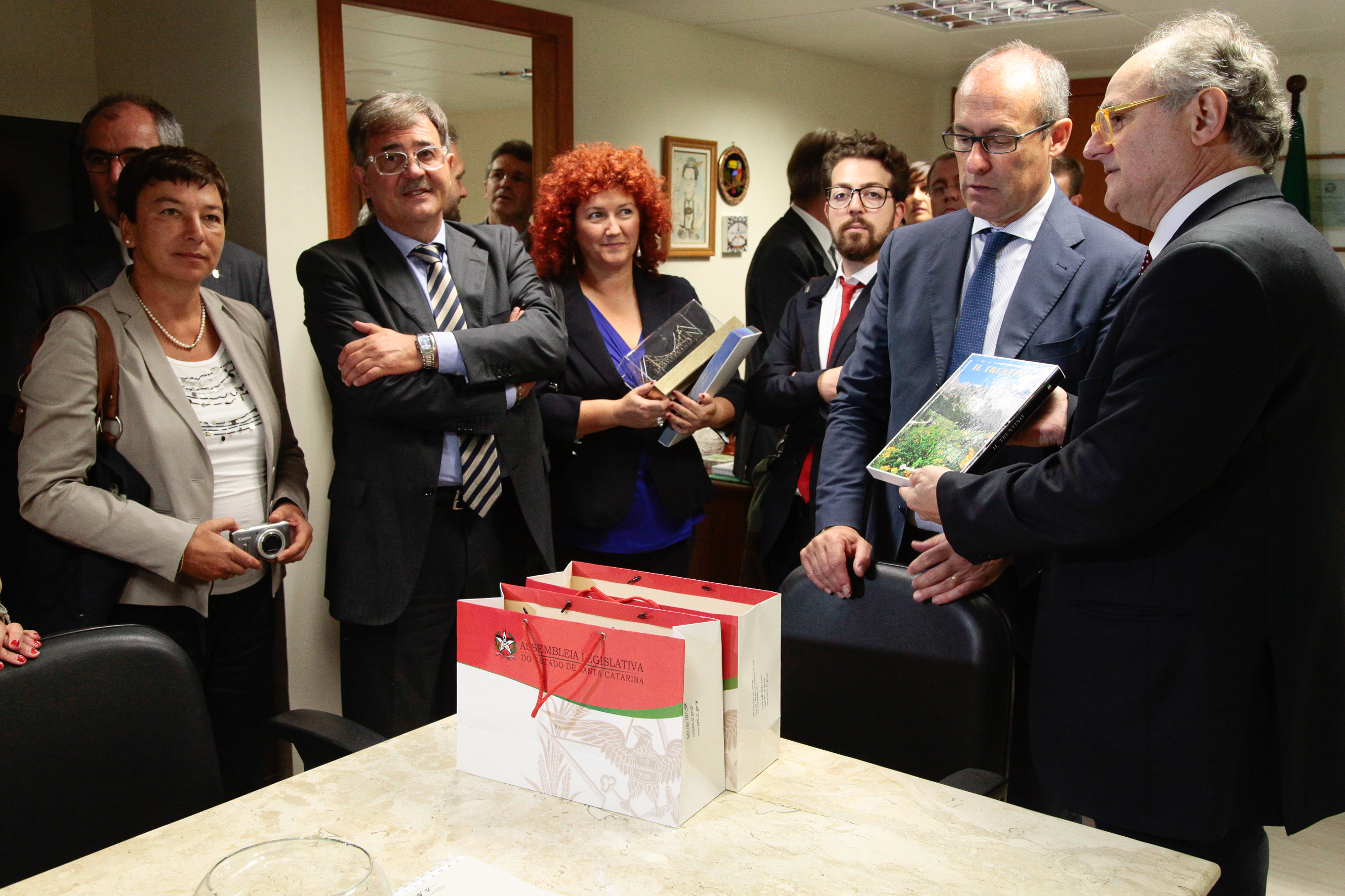 Deputado Vicente Caropreso recebe comitiva Italiana. Foto: Miriam Zomer/Agência AL