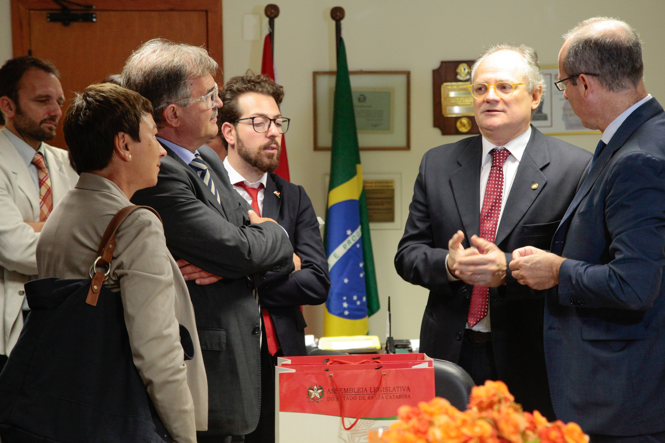 Deputado Vicente Caropreso recebe comitiva Italiana. Foto: Miriam Zomer/Agência AL