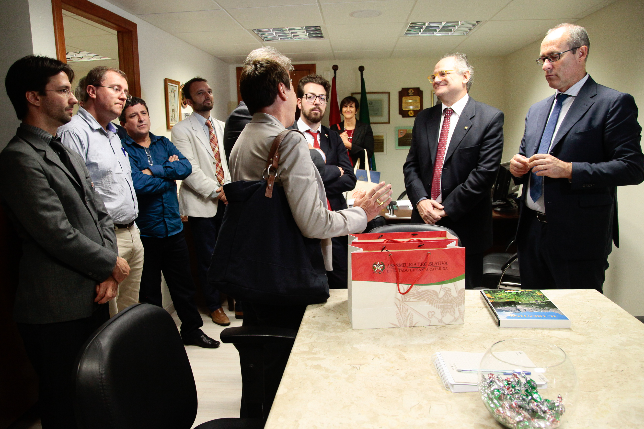 Deputado Vicente Caropreso recebe comitiva Italiana. Foto: Miriam Zomer/Agência AL