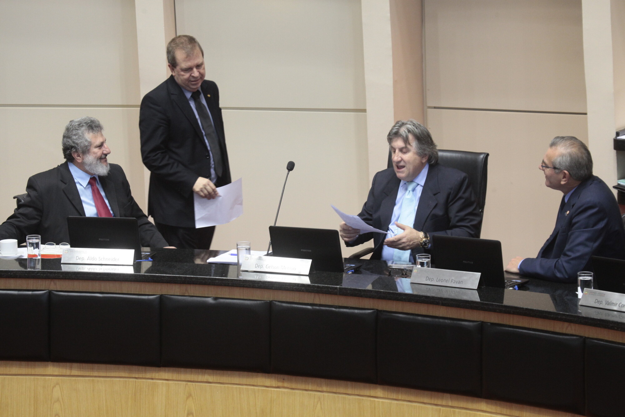 Críticas ao governo federal voltam a ser destaque na tribuna