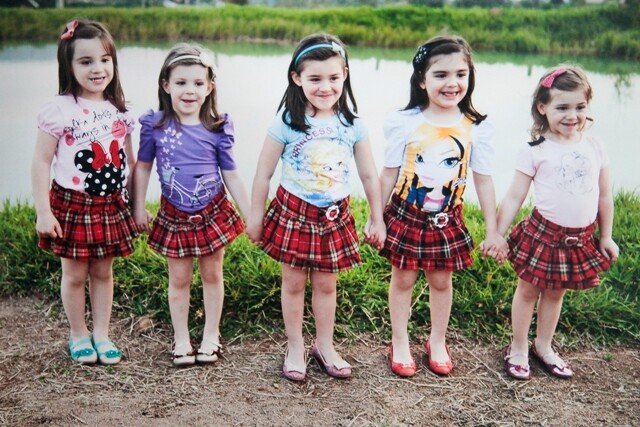 As quíntuplas em foto de arquivo da família