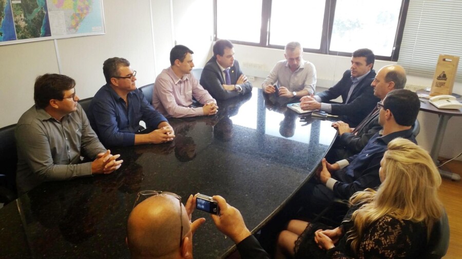 Deputado Rodrigo Minotto e autoridades de Forquilhinha pediram recursos para reforma de pronto atendimento. FOTO: Divulgação