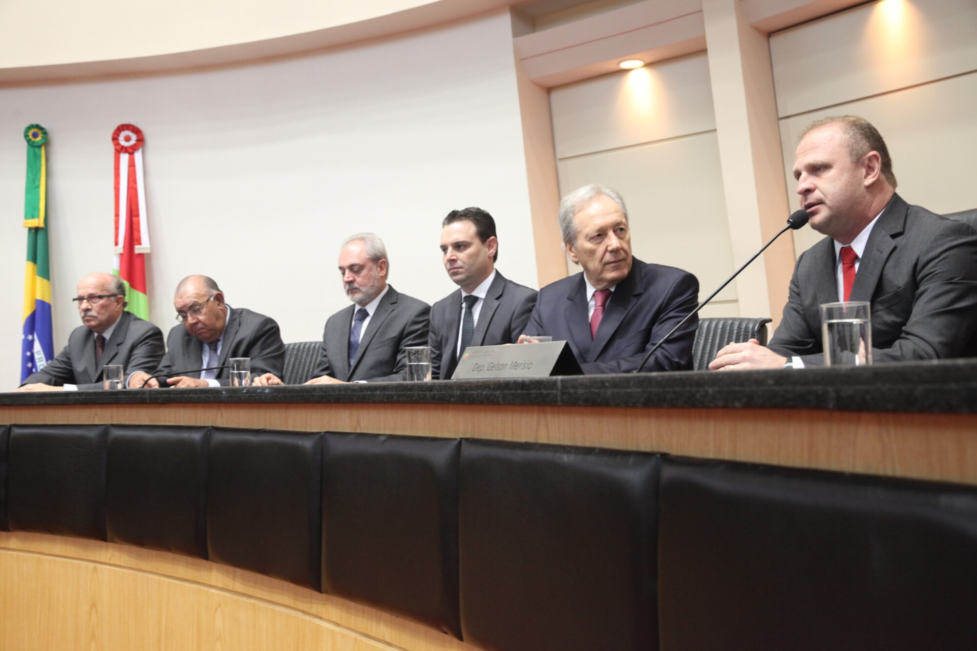 Presidente da Alesc, deputado Gelson Merisio, discursa durante a solenidade