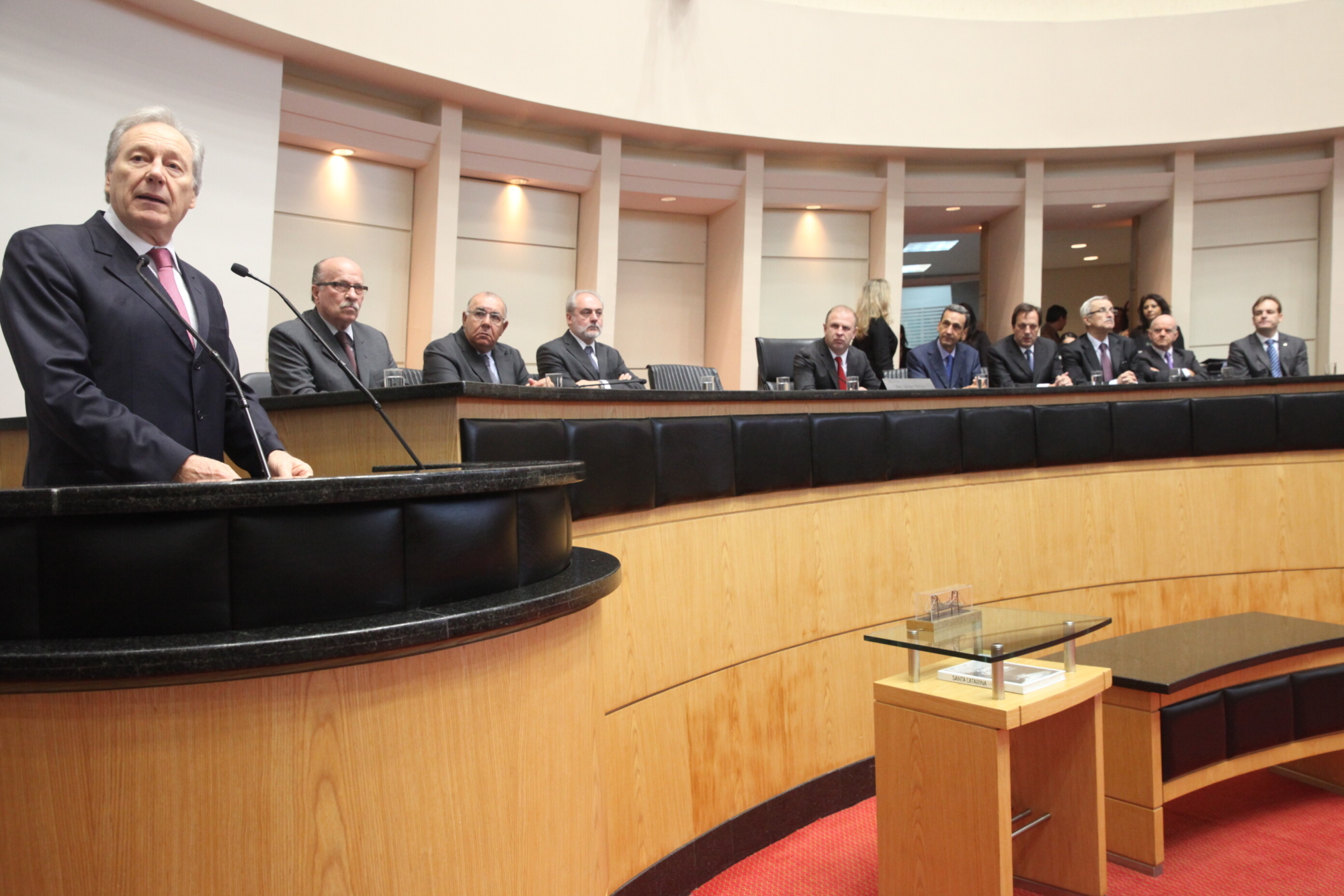 Presidente do Supremo Tribunal Federal recebe a Comenda do Legislativo Catarinense