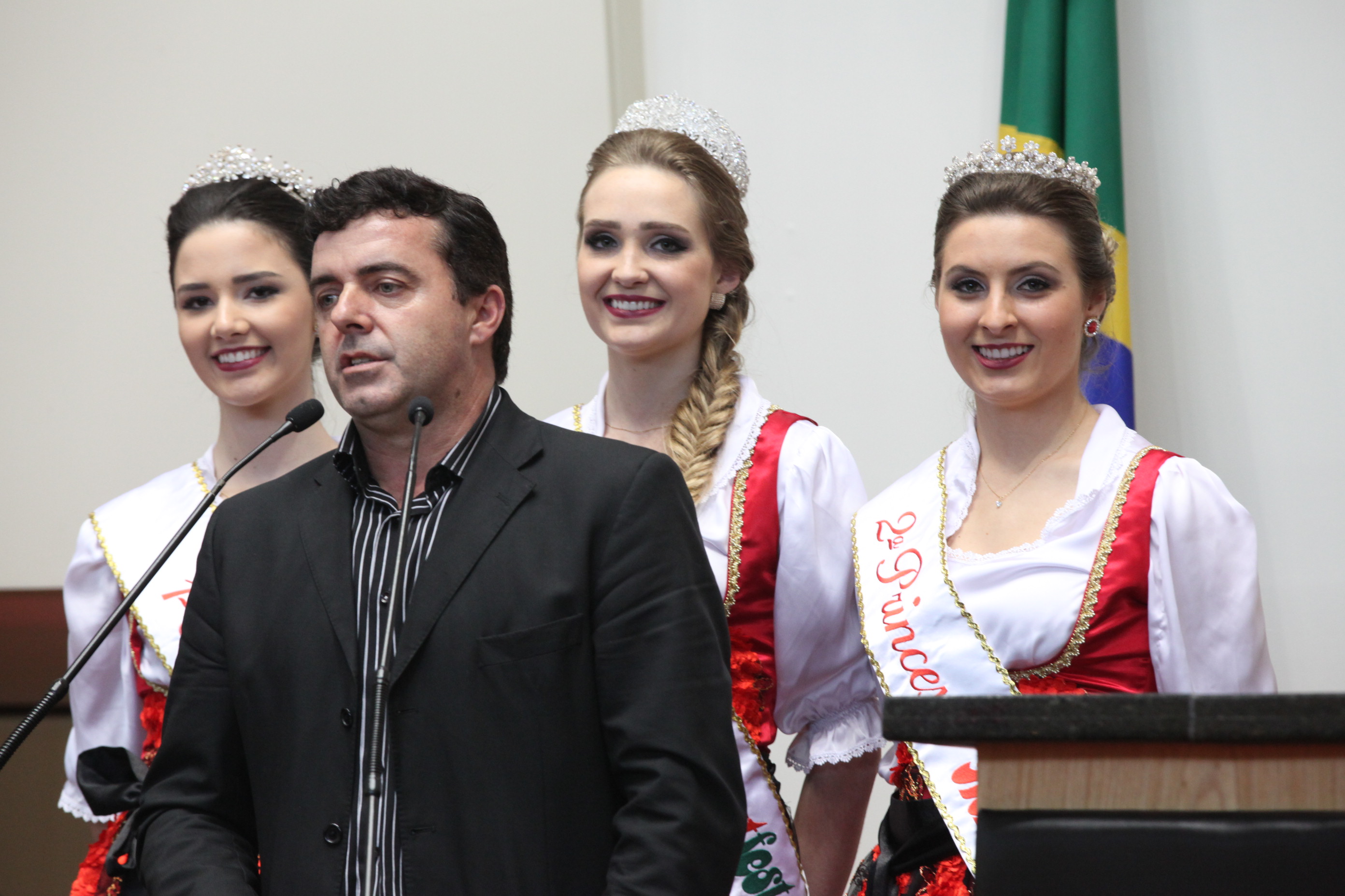 Sessão Plenária_ Prefeito Rainha e Princesas de Forquilhinha_foto Eduardo Guedes de Oliveira / Agência AL
