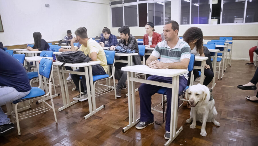 Os colegas do universitário já se habituaram com a presença de Kalil na sala de aula