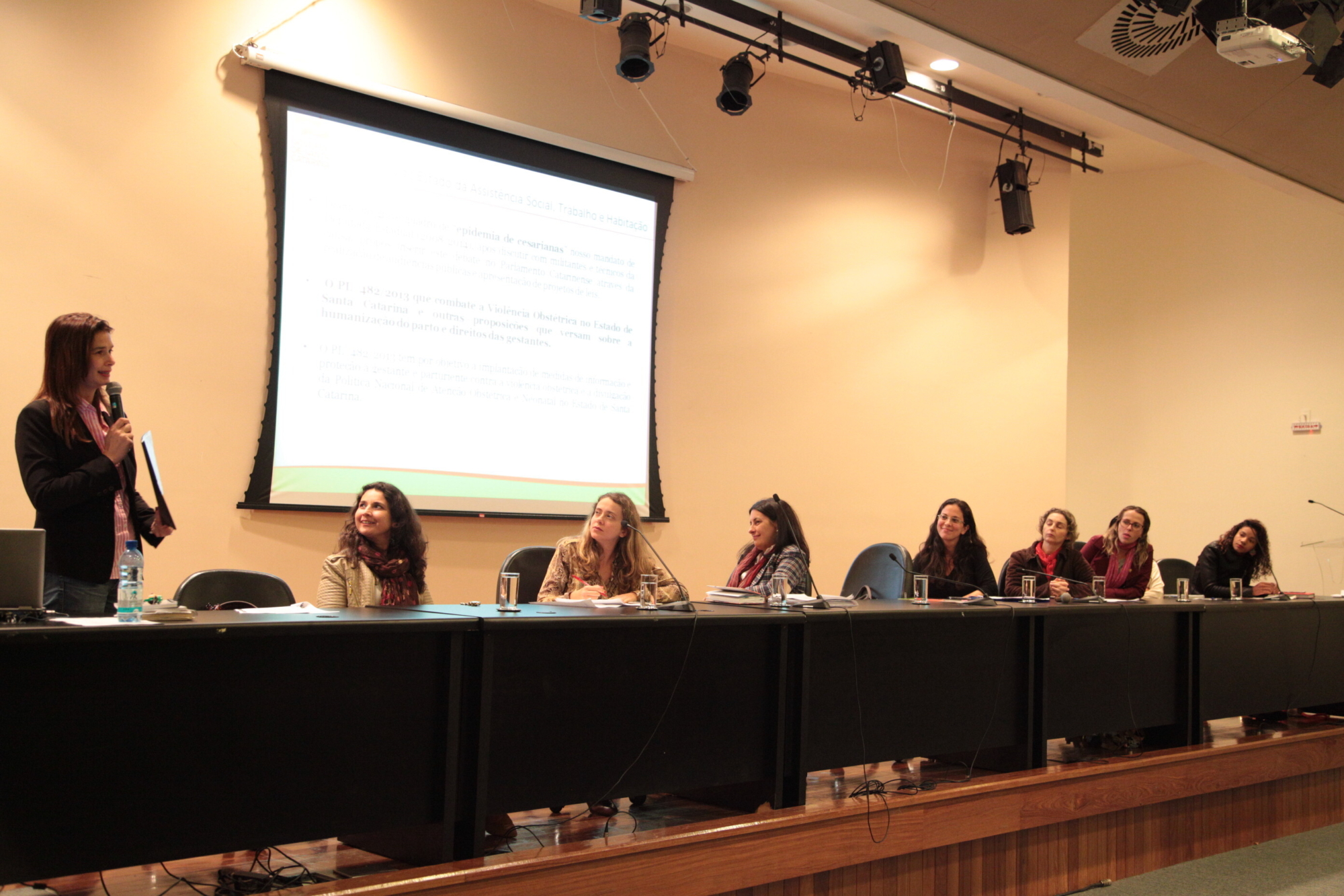 Conferência debate violência obstétrica no Estado