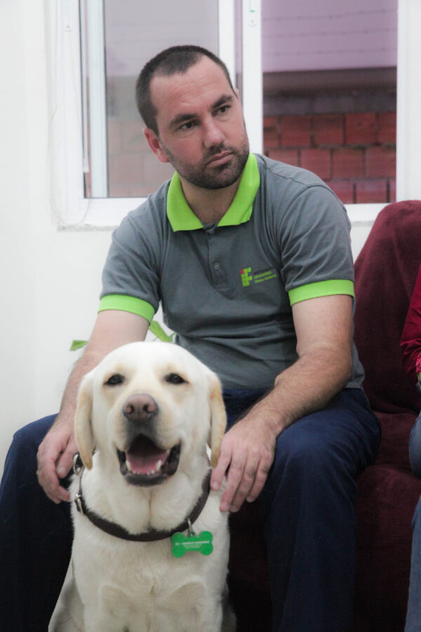 O cão não desgruda do dono, nem mesmo quando estando em casa