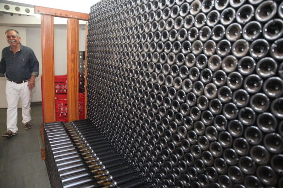 Engenheiro Walter Kranz mostra a produção de vinhos. FOTOS: Fábio Queiroz / Agência AL