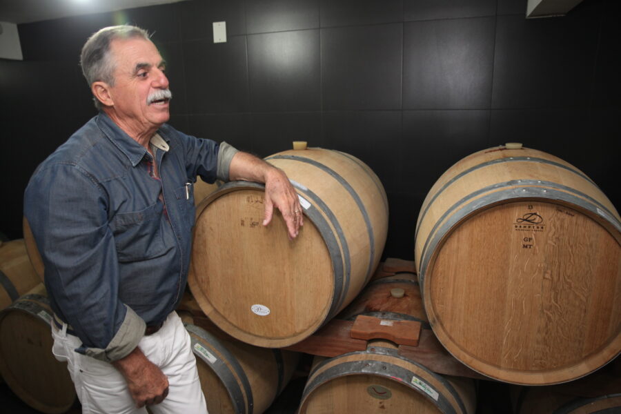 Engenheiro Walter Kranz mostra a produção de vinhos