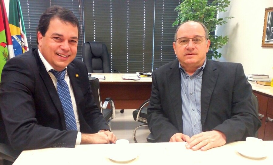Deputado Rodrigo Minotto (e) e Bruno Breithaupt, presidente da Fecomercio-SC. FOTO: Divulgação