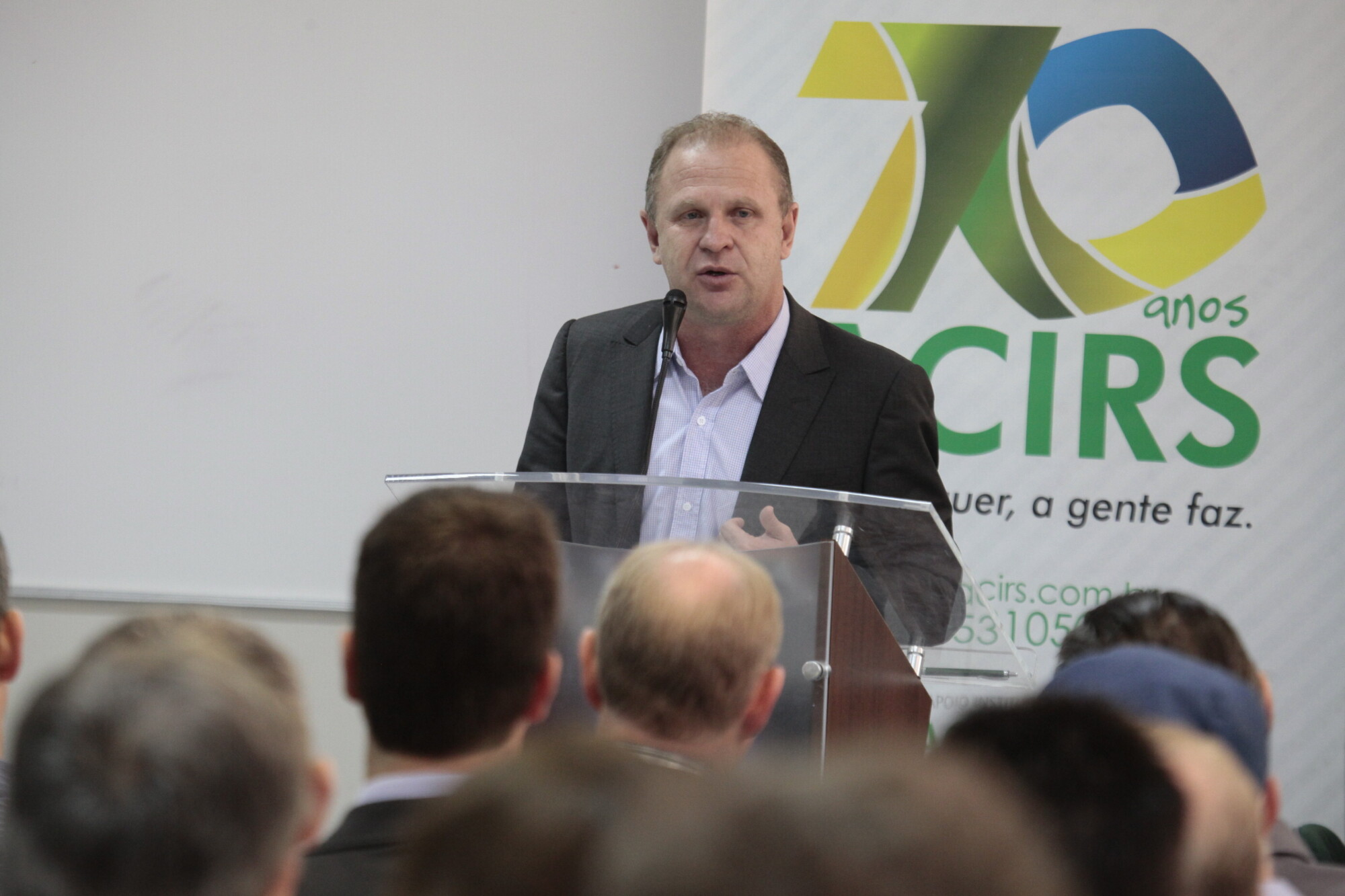 Deputado Gelson Merisio em palestra na Acirs, em Rio do Sul. FOTO: Miriam Zomer / Agência AL