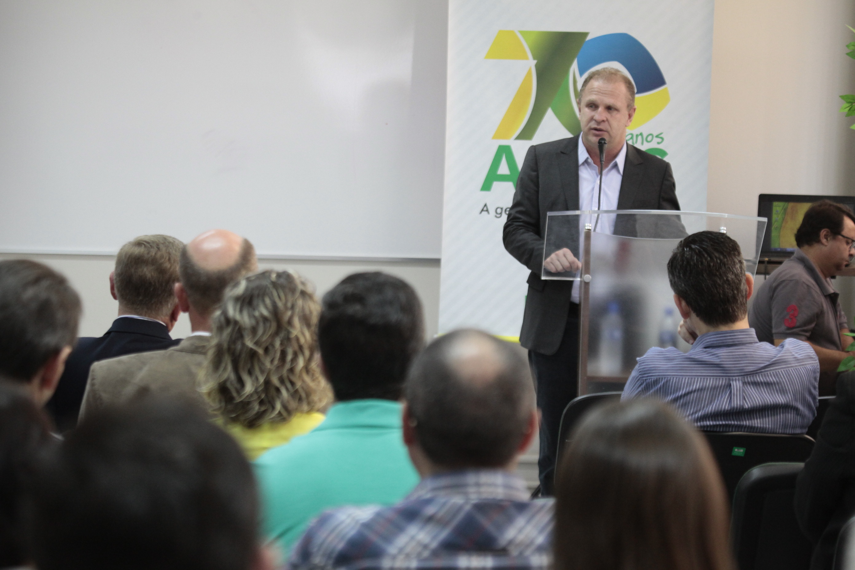 Deputado Estadual Gelson Merisio (PSD) ministra palestra na Acirs, em Rio do Sul. Fotos: Miriam Zomer/Agência AL