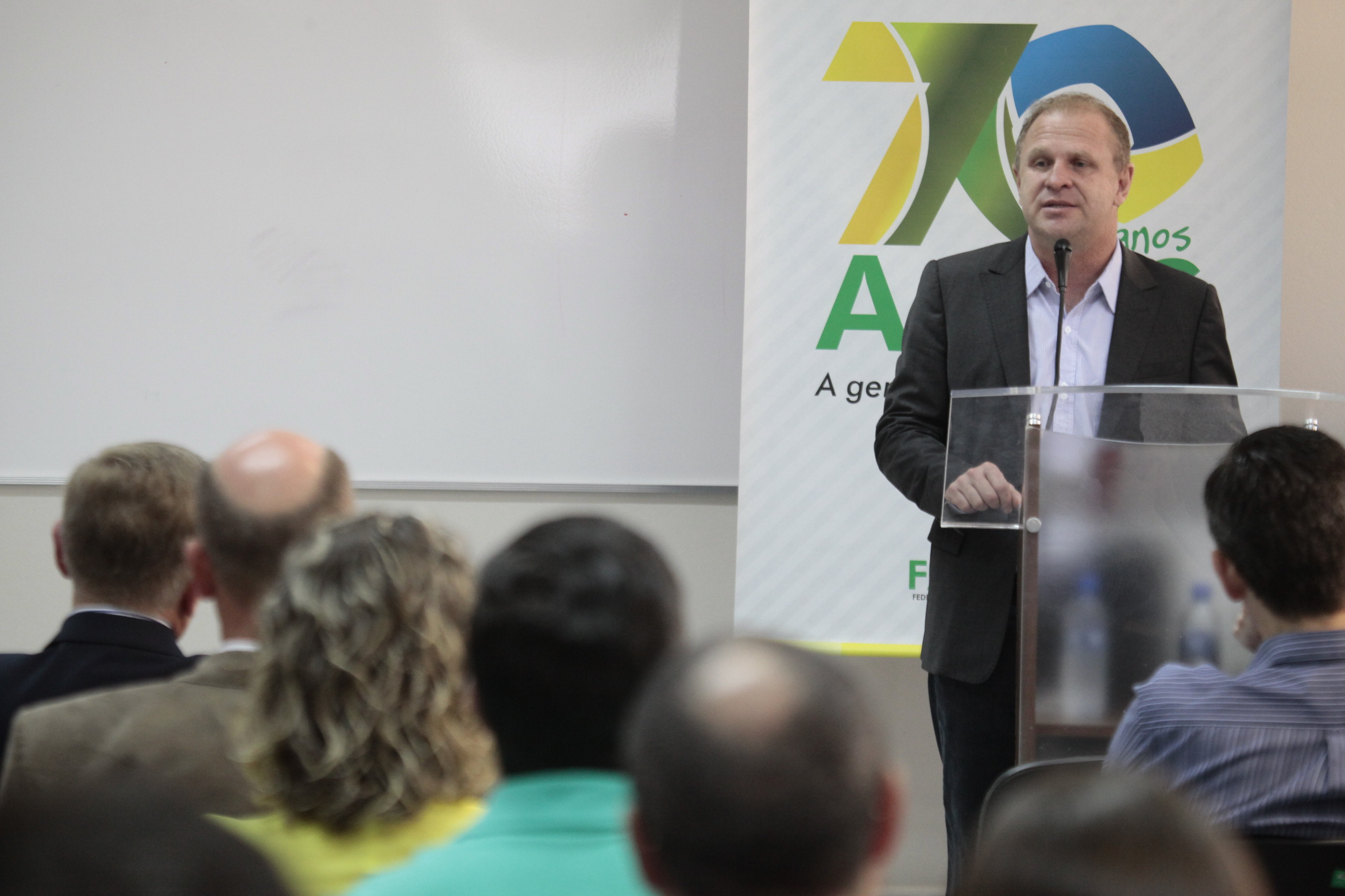Deputado Estadual Gelson Merisio (PSD) ministra palestra na Acirs, em Rio do Sul. Fotos: Miriam Zomer/Agência AL