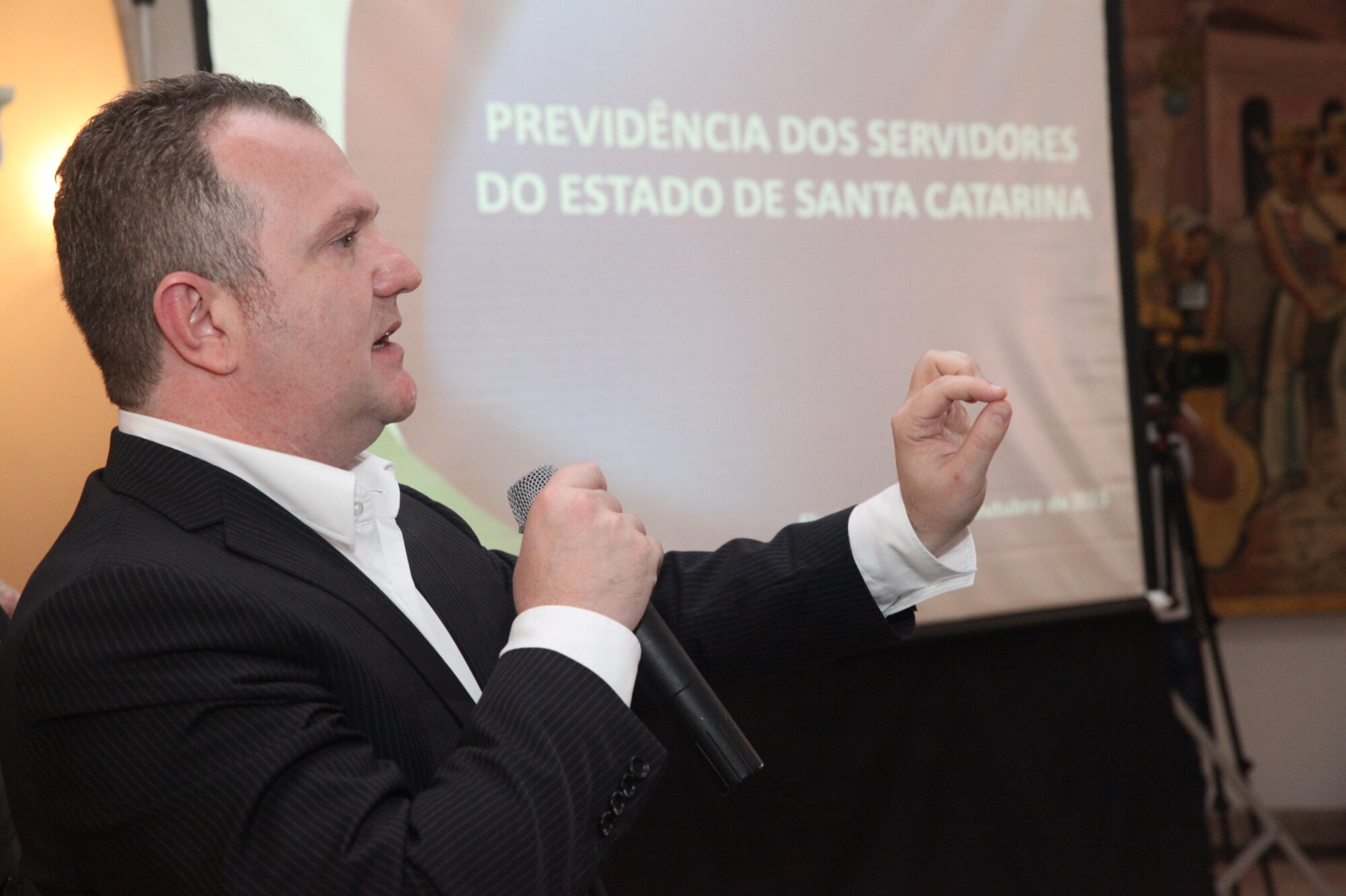 Secretário da Fazenda, Antonio Gavazzoni, explicou projeto a deputados e chefes dos Poderes na semana passada. FOTO:  Fábio Queiroz / Agência AL