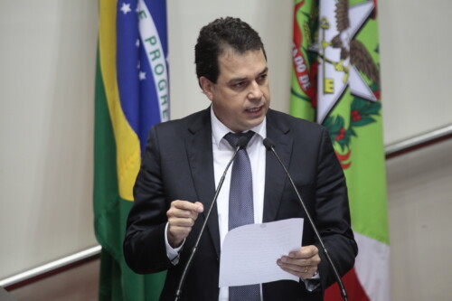Deputado Rodrigo Minotto faz discurso em homenagem ao Dia do Professor