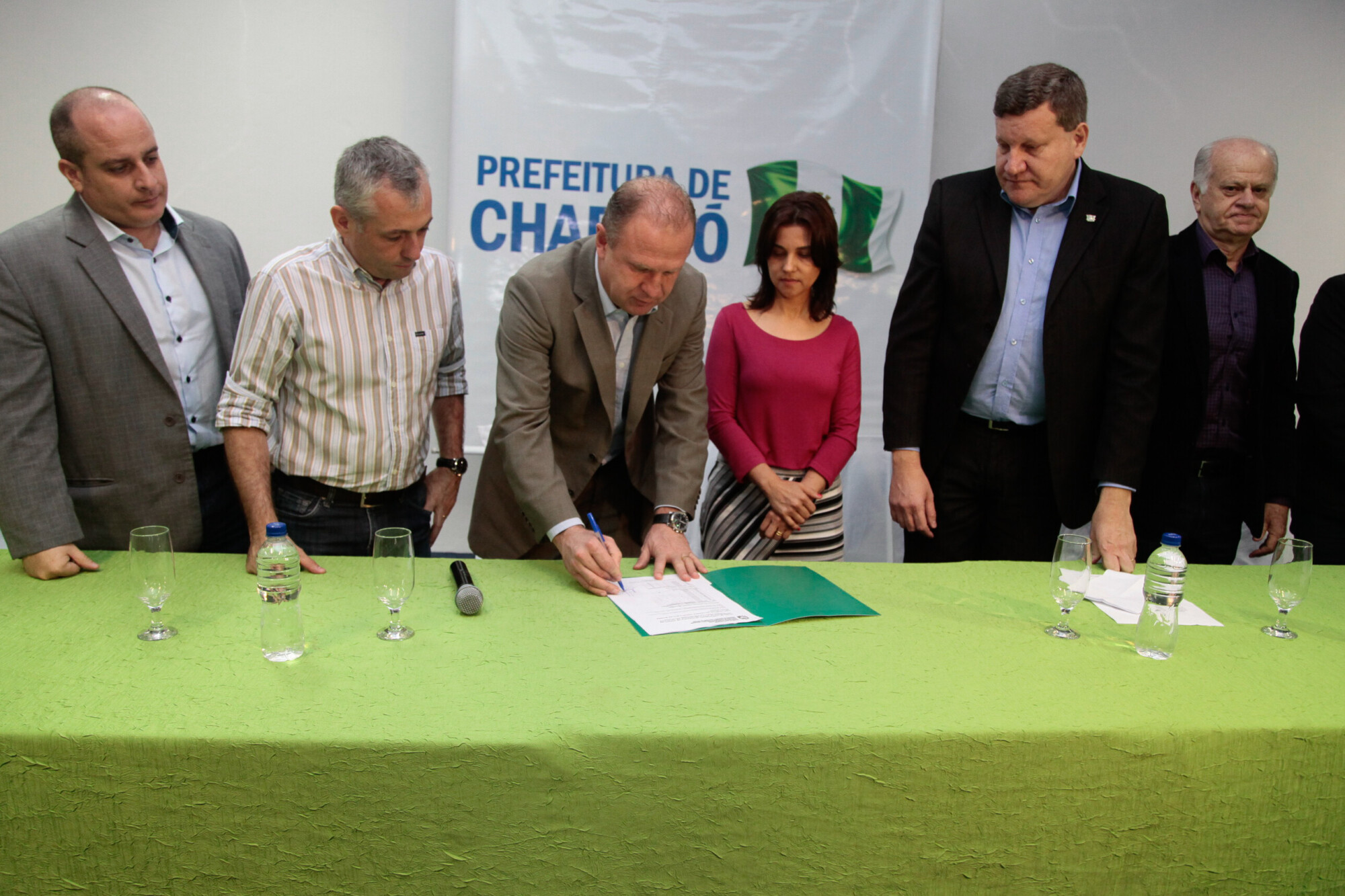 Presidente da Alesc, deputado Gelson Merisio, participa da assinatura dos atos. Foto: Miriam Zomer/Agência AL