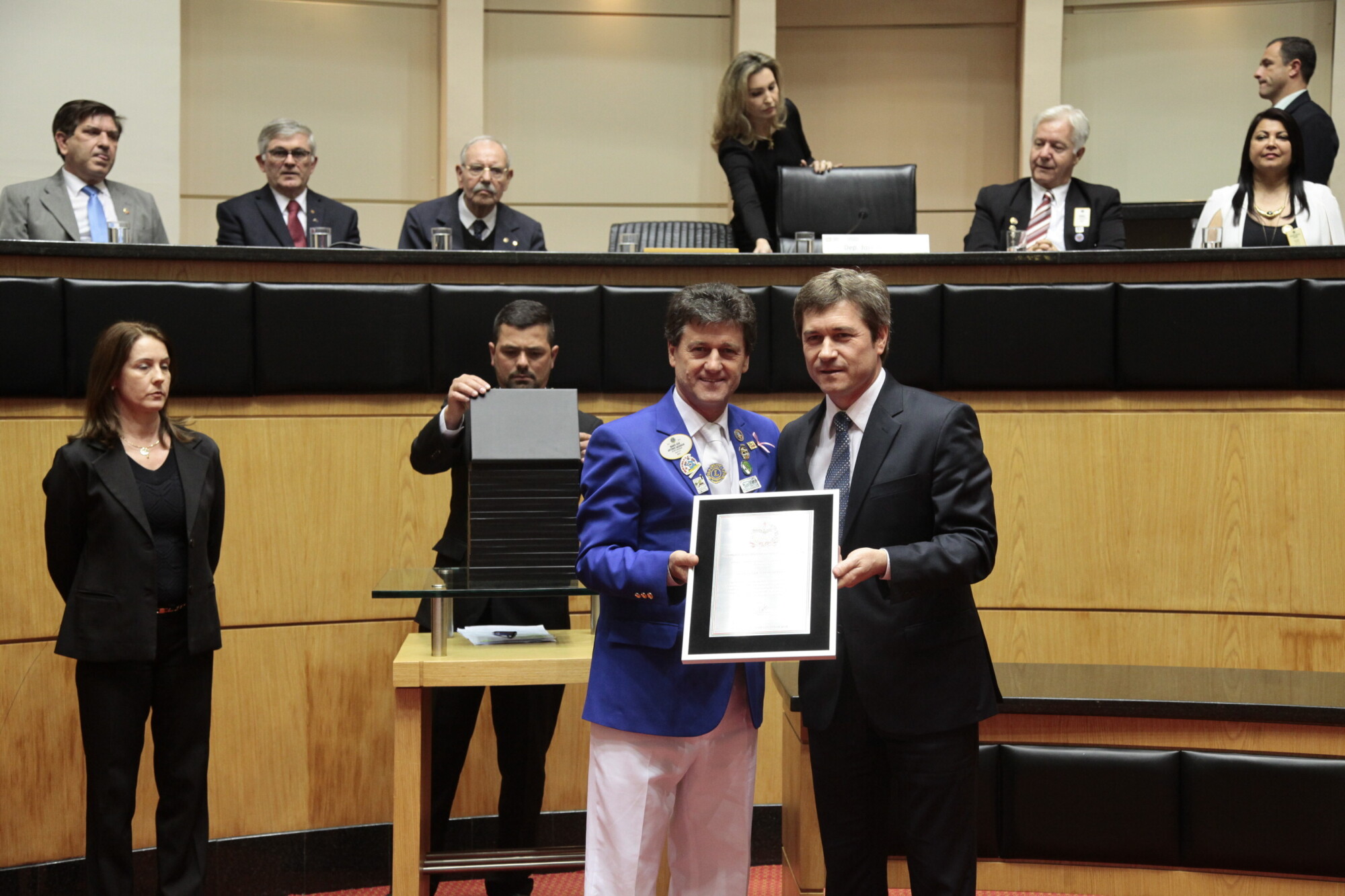 Mário José Antônio Salvador recebe placa entregue pelo deputado José Nei Ascari