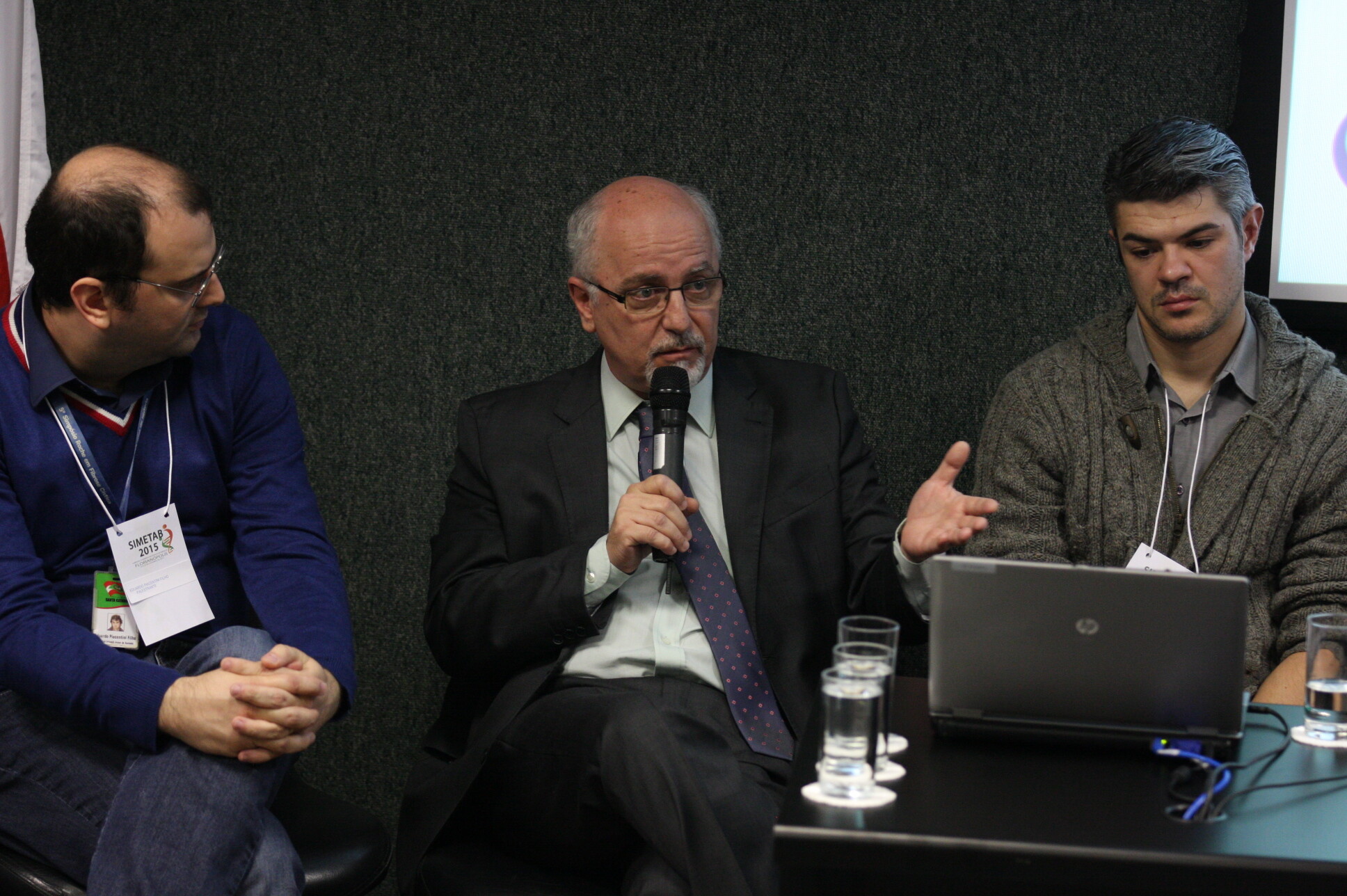 Tito Lívio Baião, cardiologista pediátrico, tira dúvidas dos participantes do simpósio.