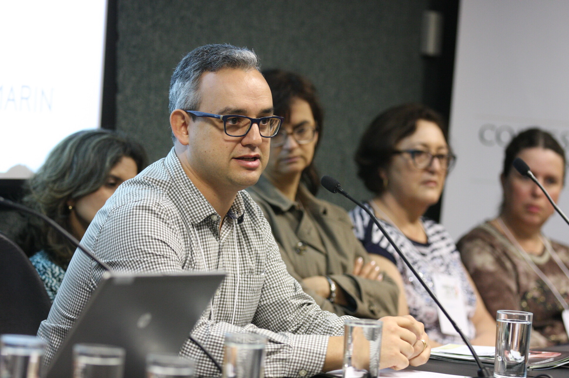 Médico pediatra Fernando Romaris coordena a mesa temática. Foto: Yuri Santos / Agência AL
