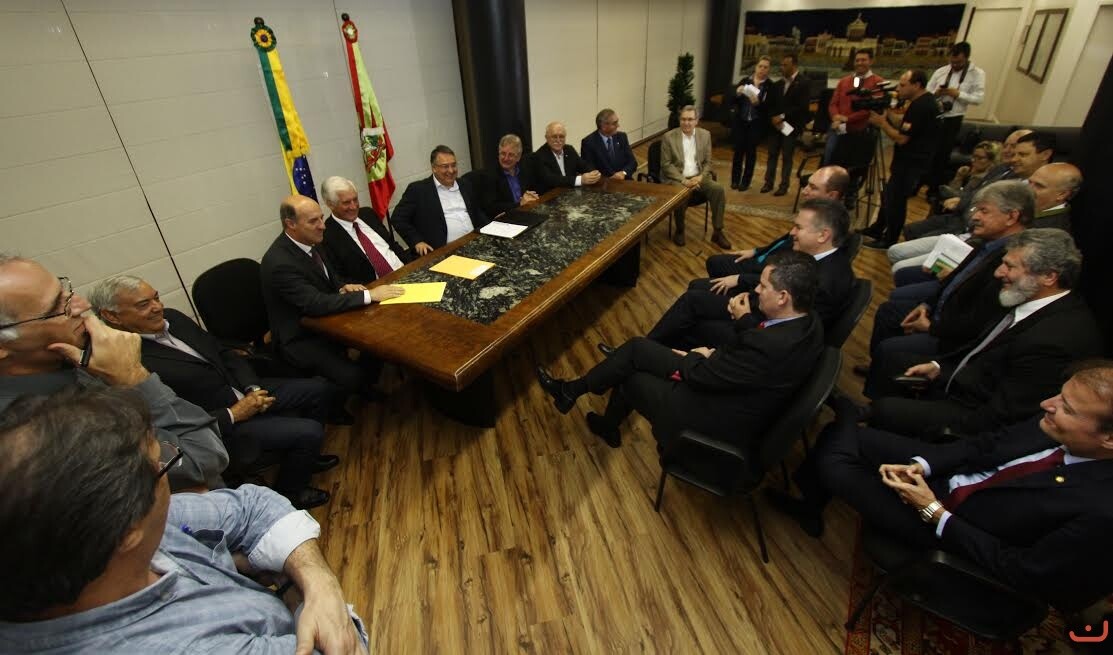 Ato de assinatura do projeto contou com a presença de várias autoridades. FOTO: James Tavares/Secom