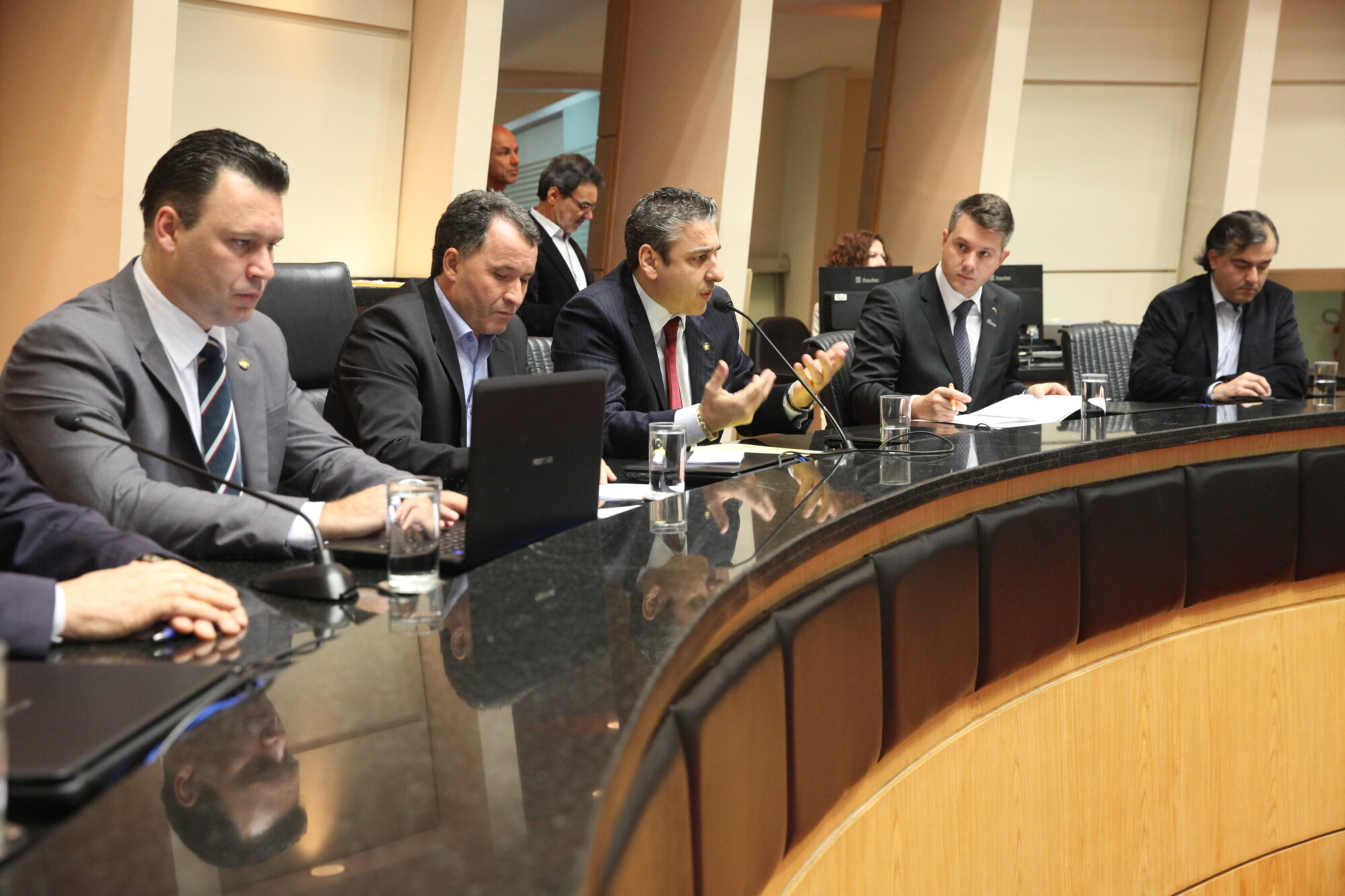 Deputados Julio Ronconi, Darci de Matos e Mário Marcondes, na mesa dos trabalhos