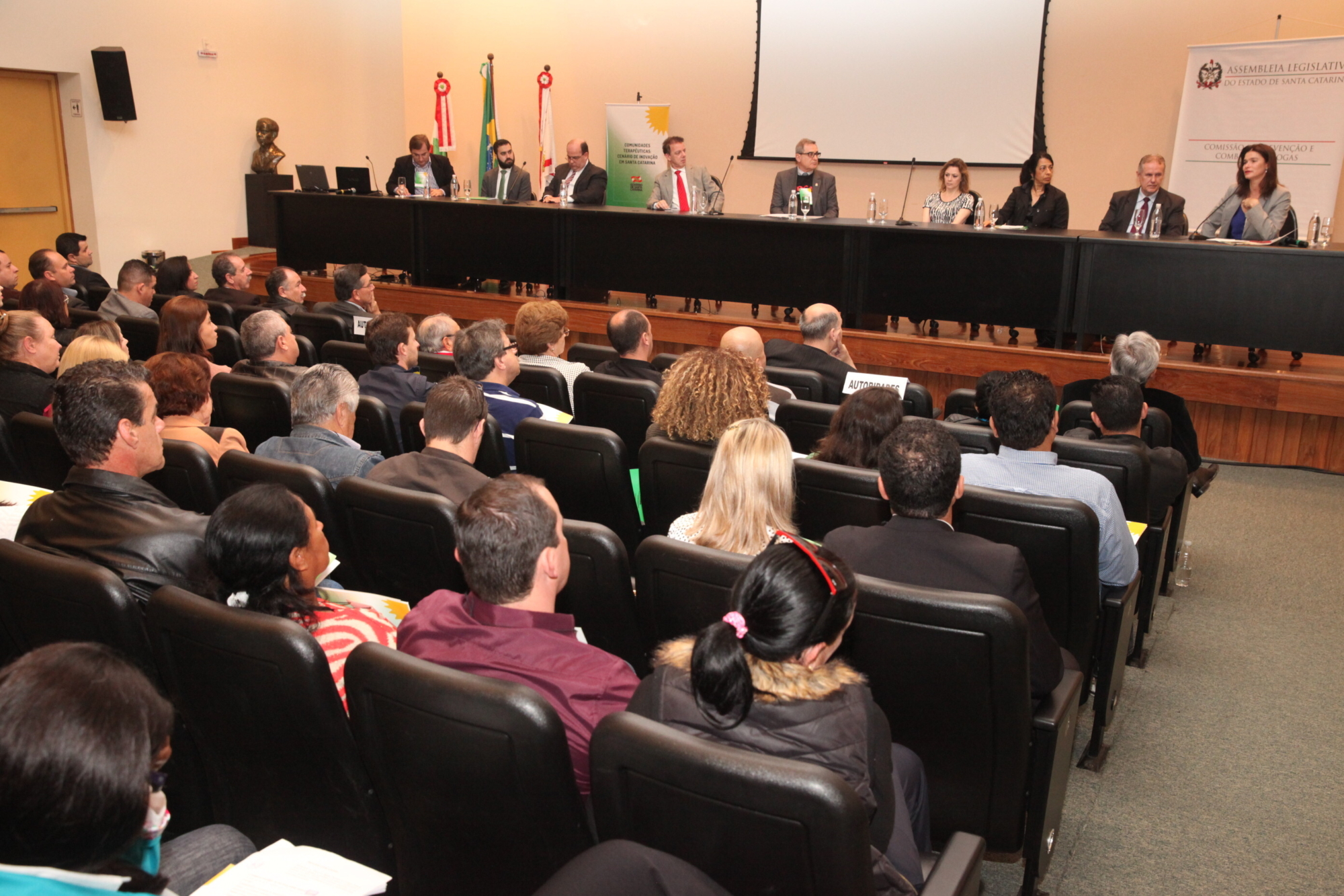 Projeto Reviver: Atenção a dependentes químicos em SC é tema de debate na Alesc