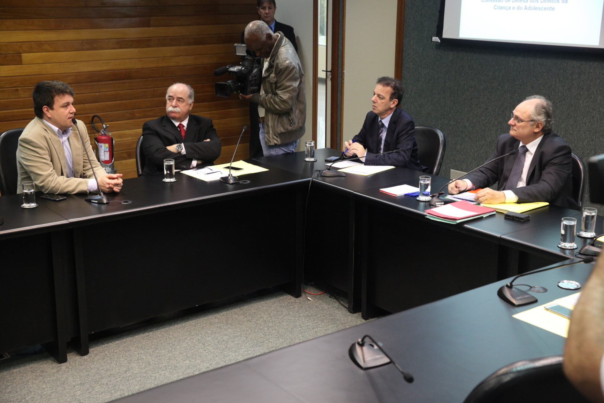 Diretor do Dease, Roberto Lajus (e), participou da reunião da Comissão de Defesa da Criança e do Adolescente.