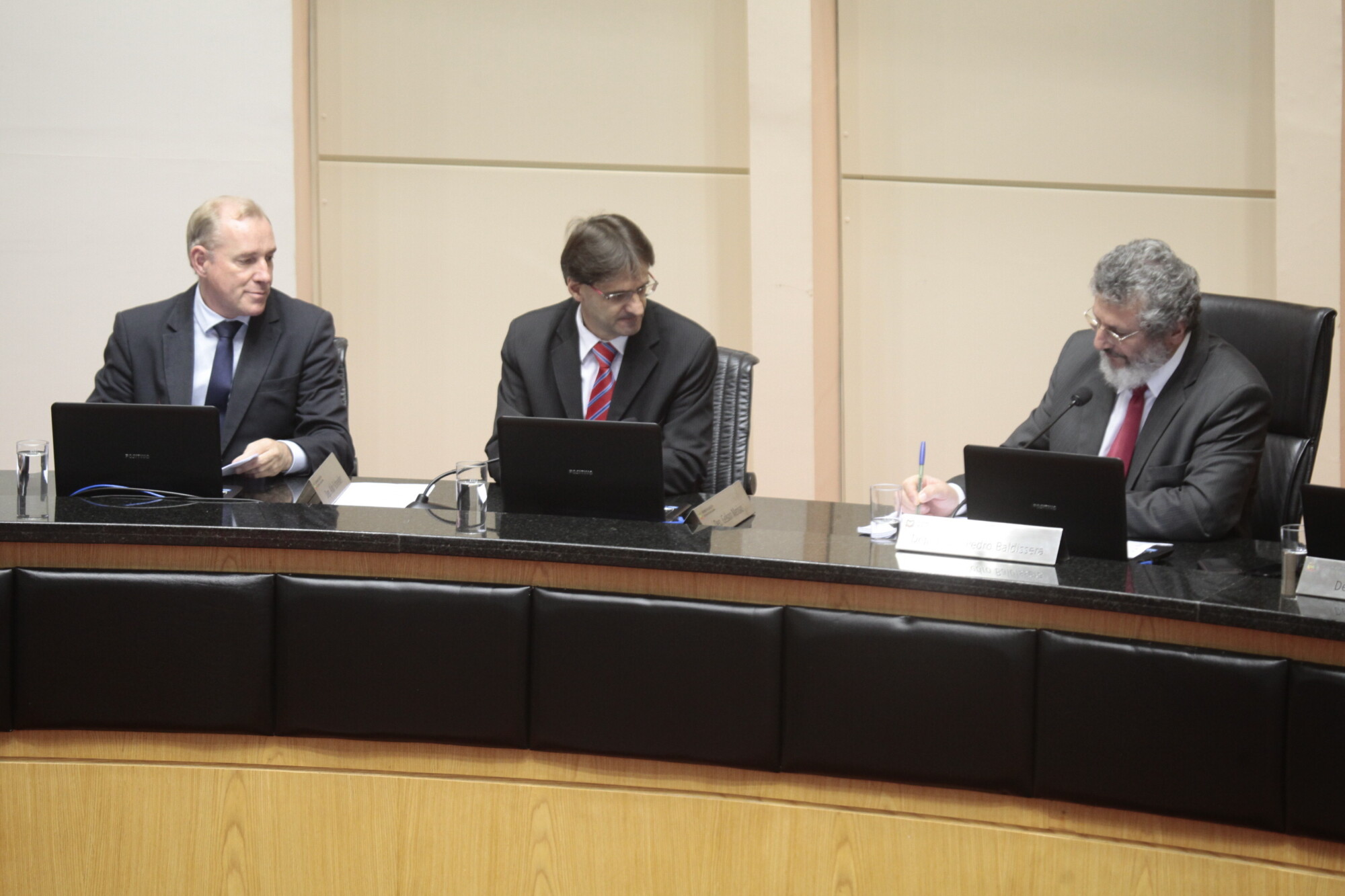 Assembleia extingue cargos de nível médio e começa reduzir quadro de pessoal