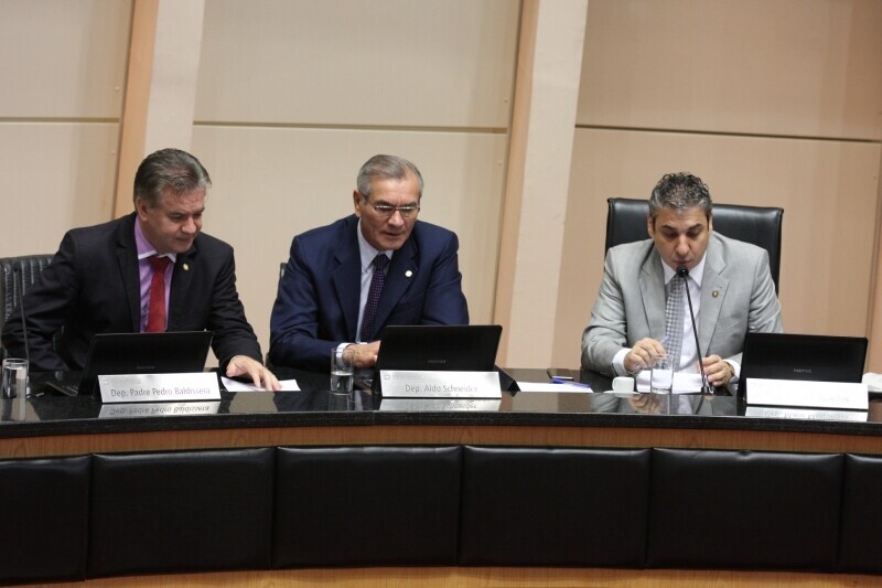 Campanha Outubro Rosa ganha destaque no plenário