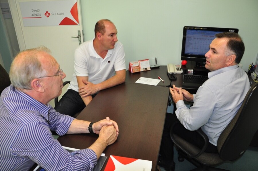 Prefeito João Valar (e), deputado Mauro e diretor Sergio Thomazoni discutem a situação do hospital de São Miguel do Oeste. FOTO: Divulgação
