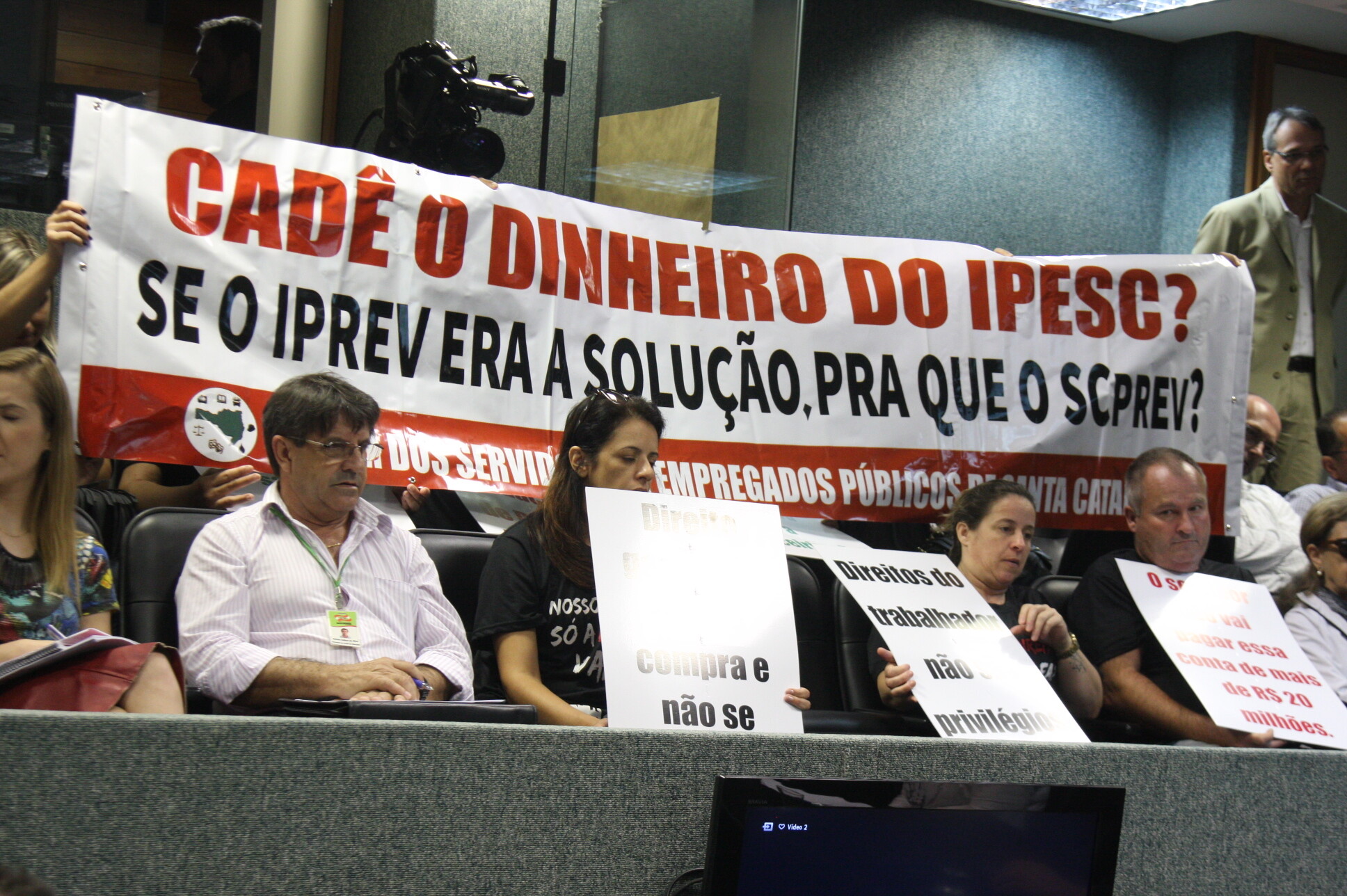 Servidores públicos estaduais se manifestaram contra o projeto do Regime de Previdência Complementar