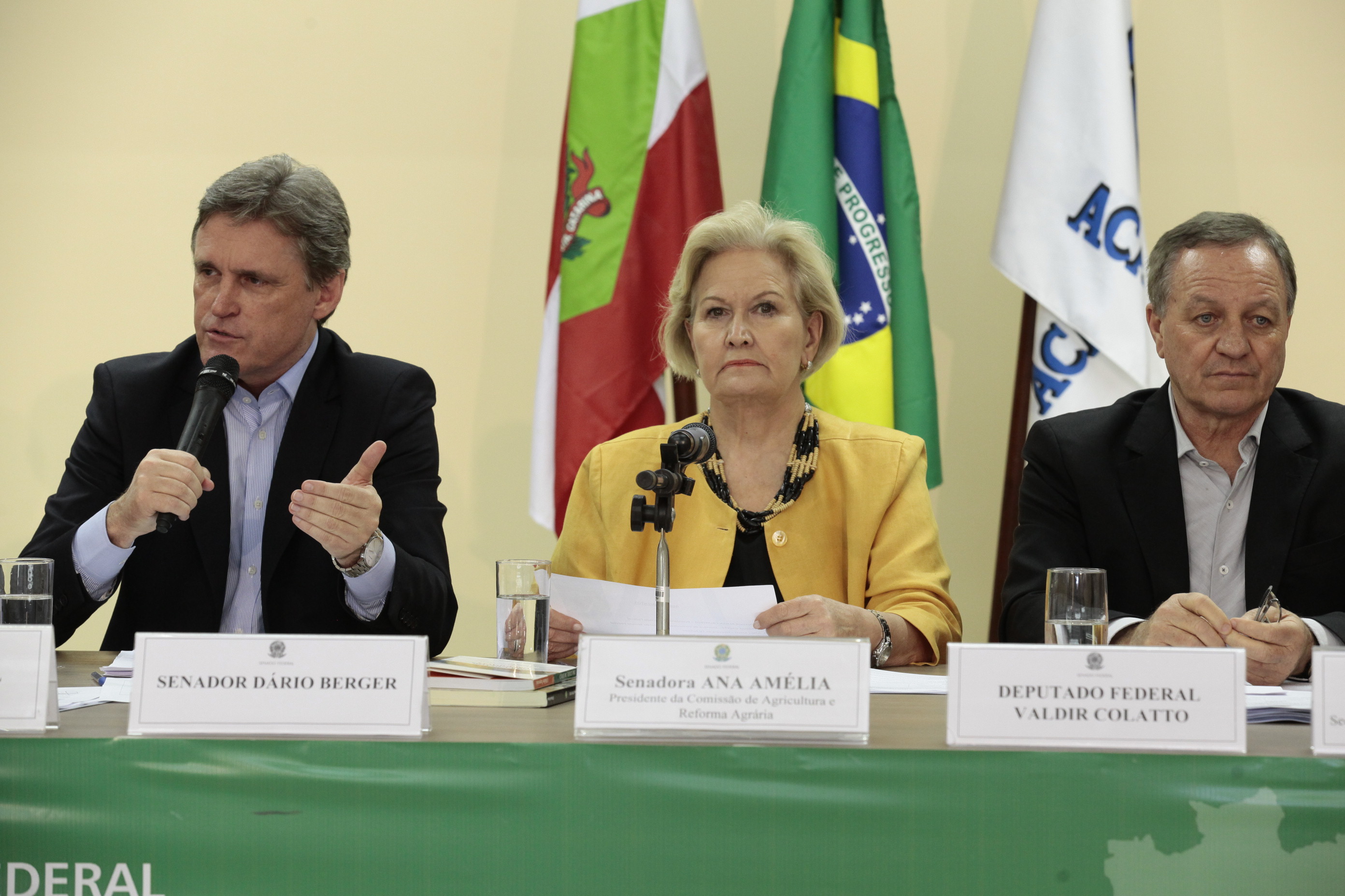 Ciclo de debates da Comissão de Agricultura e Reforma Agrária (CRA) do Senado Federal, realizado na cidade de Chapecó SC. Senador Dário Berger (PMDB-SC) -  Foto: Miriam Zomer/Agência AL