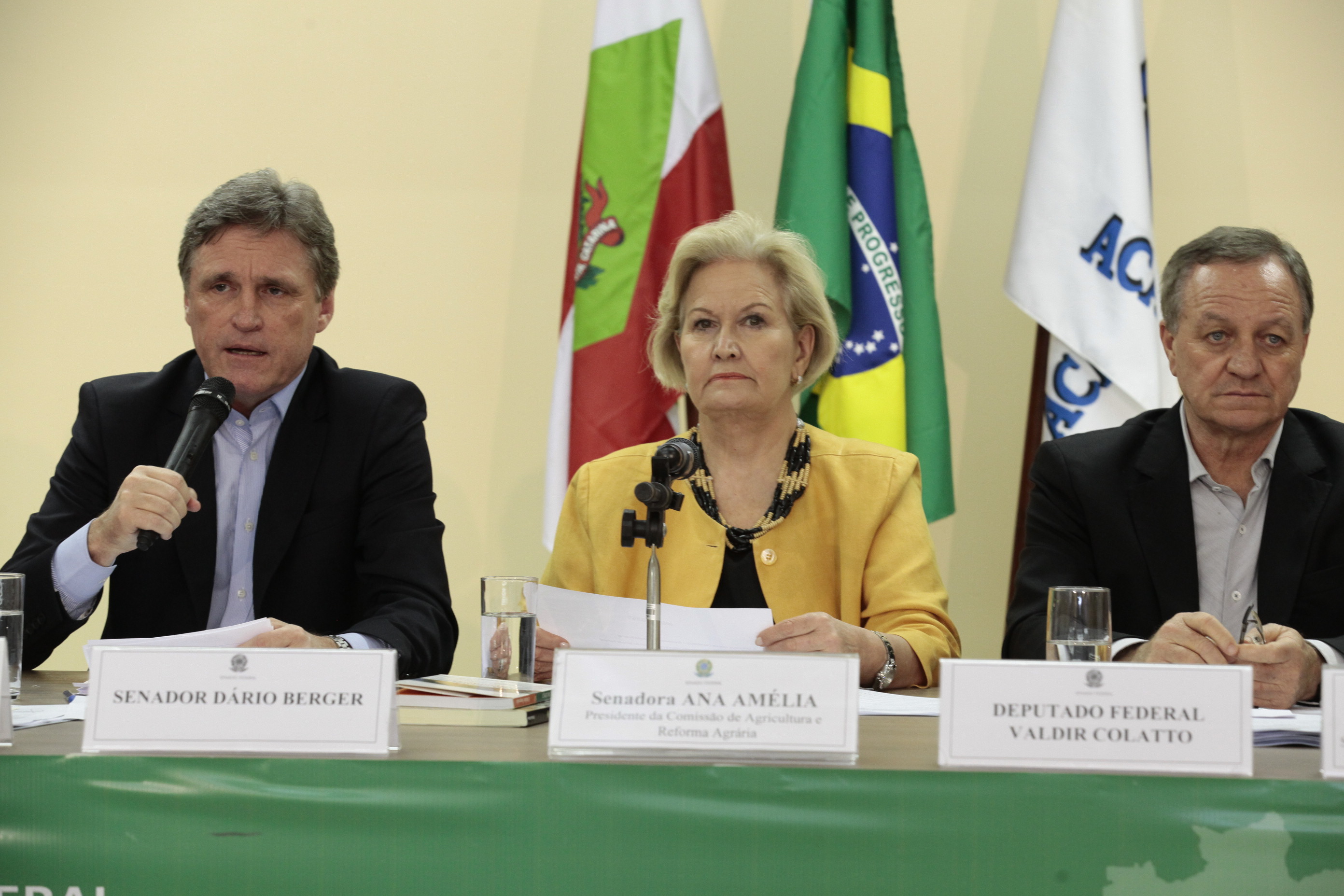 Ciclo de debates da Comissão de Agricultura e Reforma Agrária (CRA) do Senado Federal, realizado na cidade de Chapecó SC. Senador Dário Berger (PMDB-SC) -  Foto: Miriam Zomer/Agência AL
