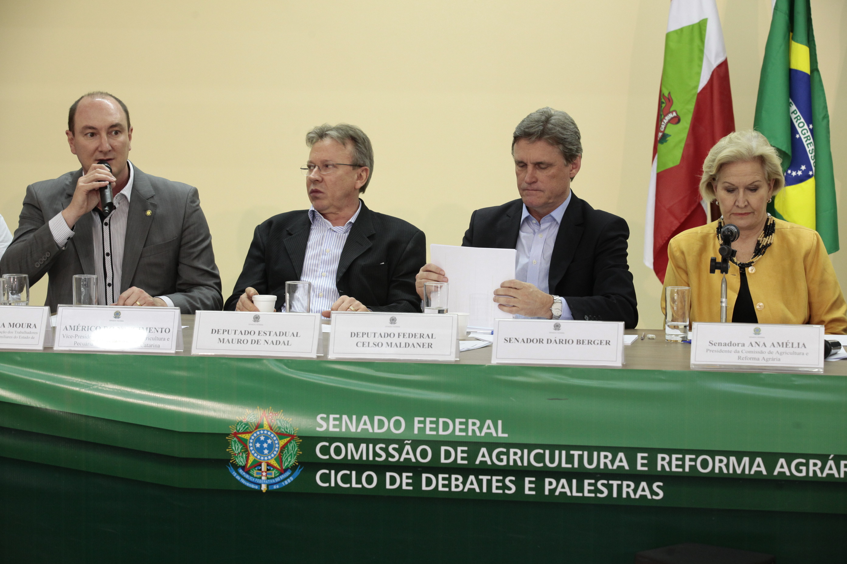 Ciclo de debates da Comissão de Agricultura e Reforma Agrária (CRA) do Senado Federal, realizado na cidade de Chapecó SC. Deputado Estadual Mauro de Nadal (PMDB) -  Foto: Miriam Zomer/Agência AL