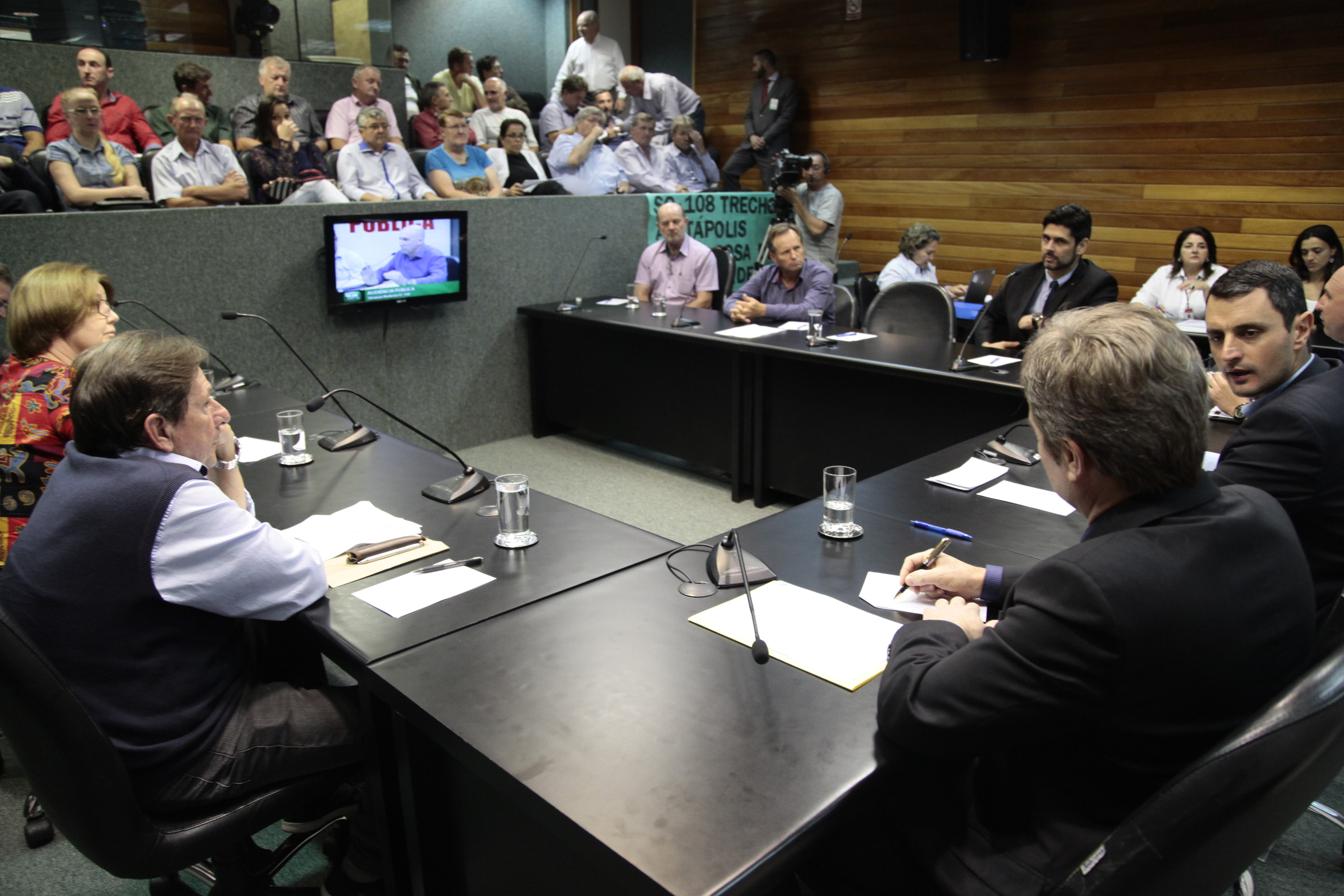 Audiência Pública da Comissão de Transporte e Desenvolvimento Urbano, discute a situação da SC 108.