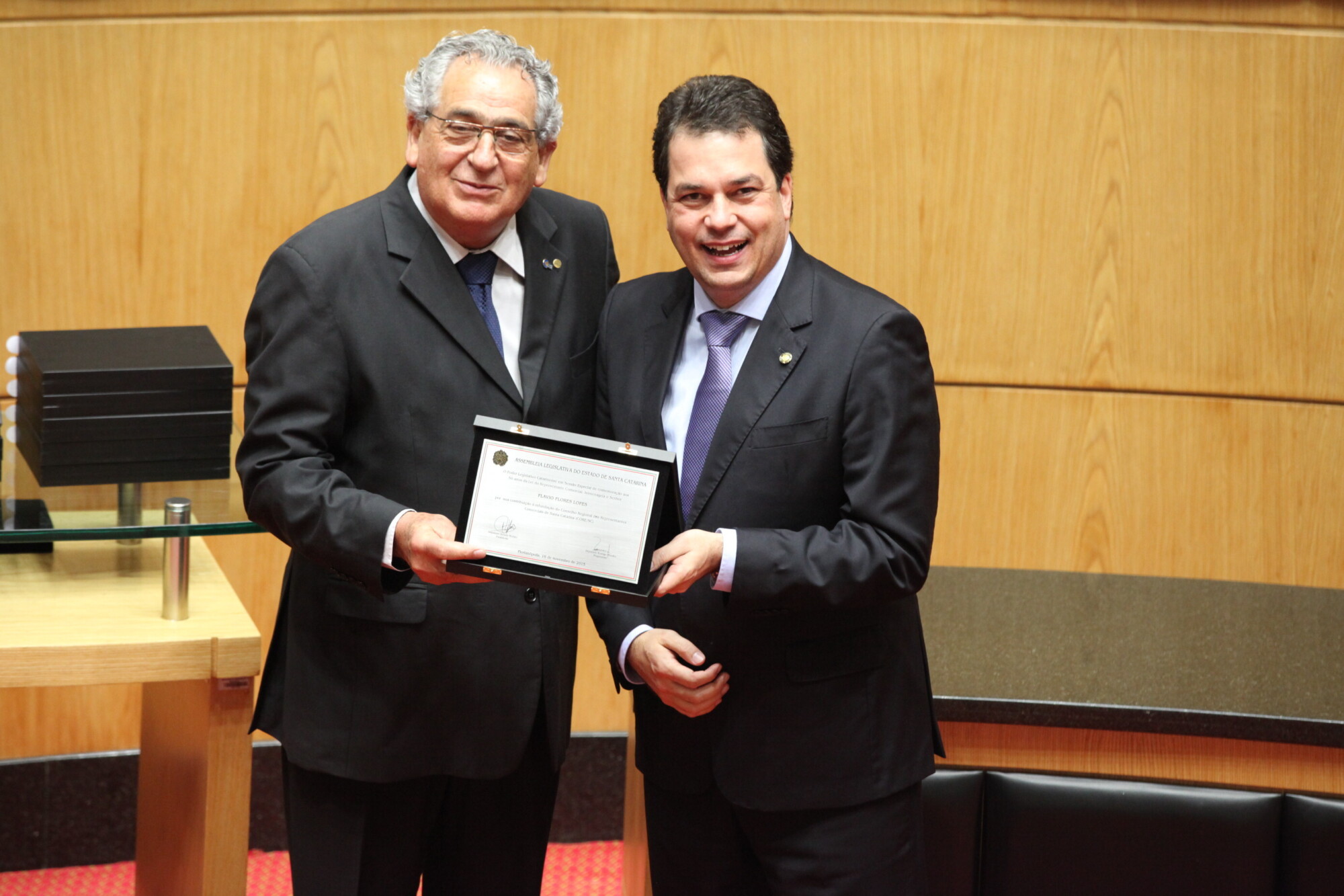Flavio Flores Lopes, presidente do Core-SC, recebe homenagem.
