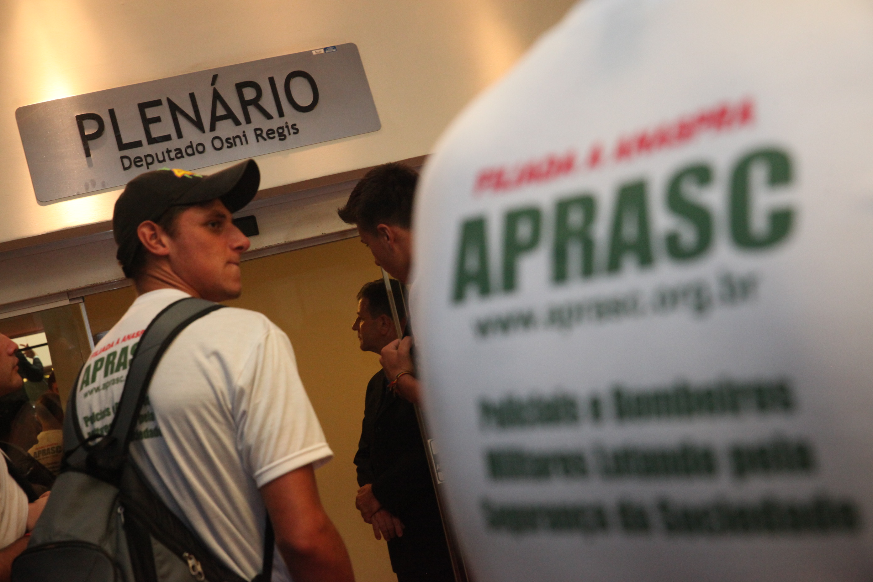 Aprasc e Sinte acompanham a Sessão Ordinária através de telão no hall da Alesc. Foto: Fábio Queiroz / Agência AL
