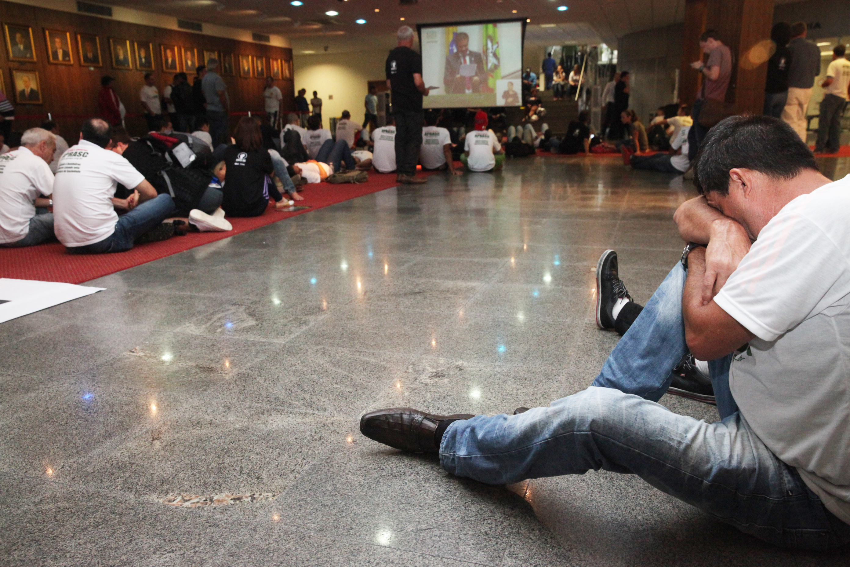 Aprasc e Sinte acompanham a Sessão Ordinária através de telão no hall da Alesc. Foto: Fábio Queiroz / Agência AL