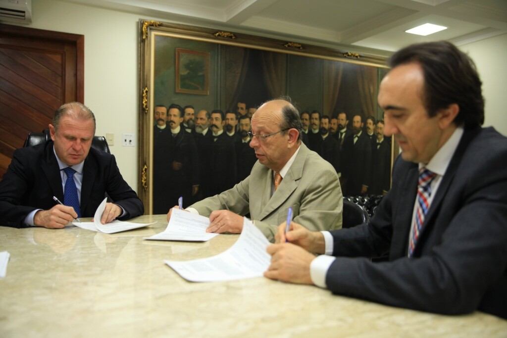 Deputado Gelson Merisio, desembargador Sérgio Baasch Luz e reitor Antonio Heronaldo de Sousa na assinatura do convênio
