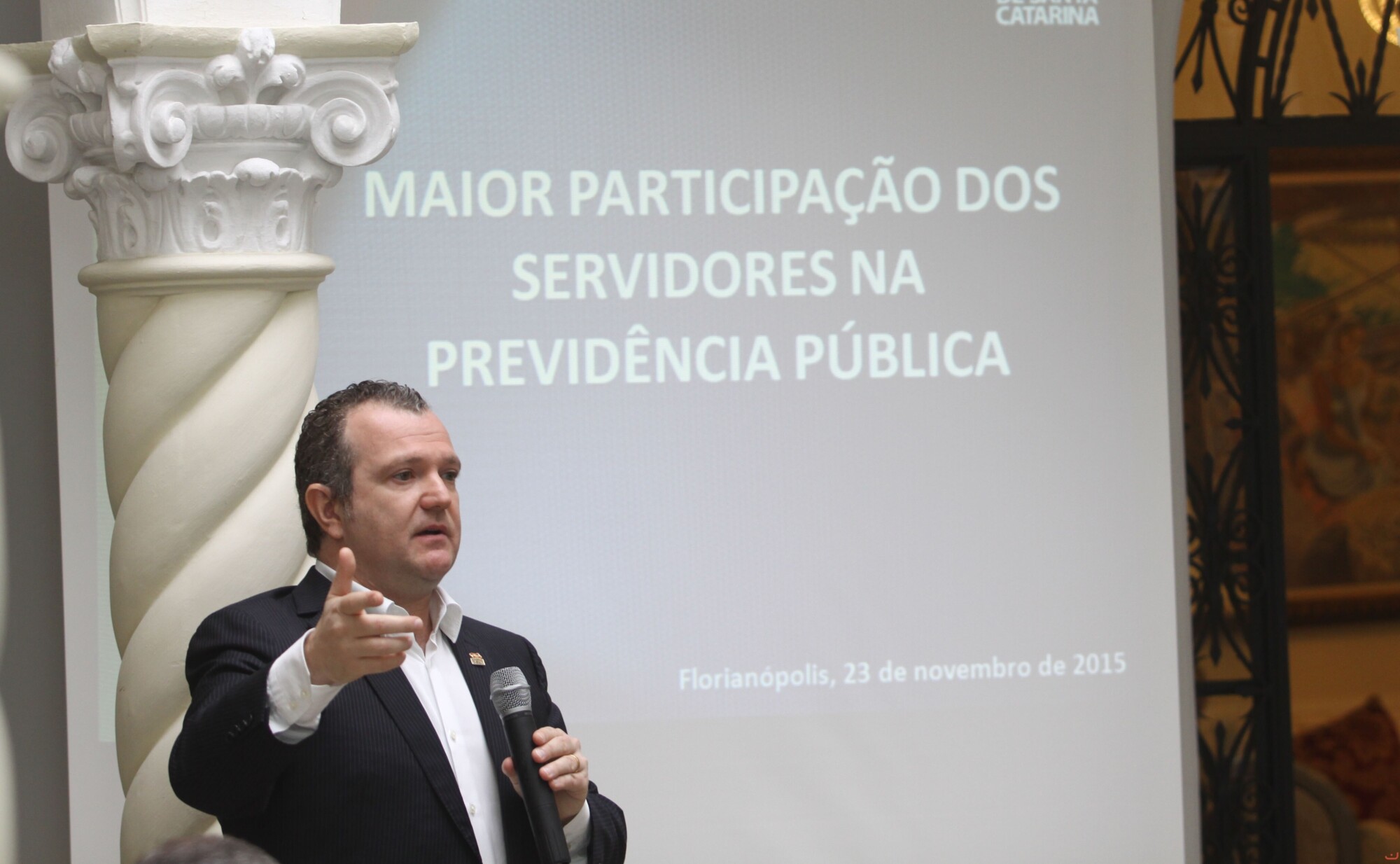 Secretário Antonio Gavazzoni explica os detalhes do projeto que aumenta as alíquotas da previdência. FOTO: James Tavares/Secom