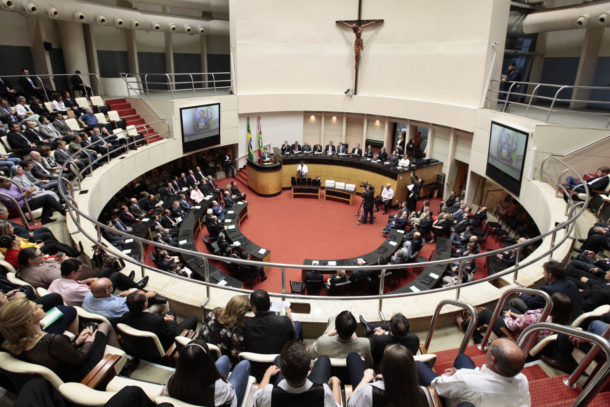 Deputados entregam Comenda do Legislativo Catarinense a personalidades e entidades