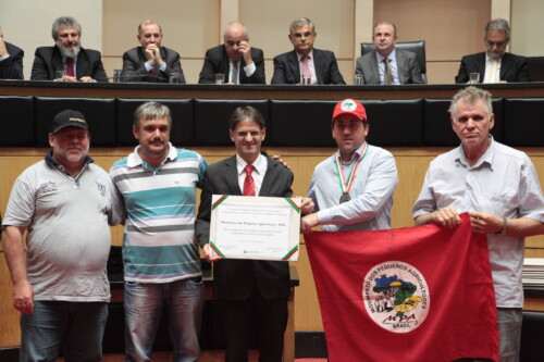 Saretta homenageia Movimento dos Pequenos Agricultores com Comenda