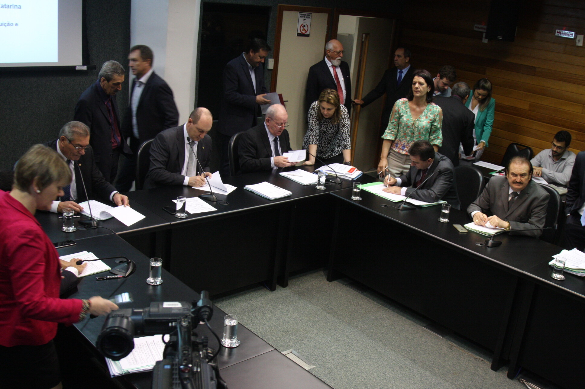 Deputados da Comissão de Constituição e Justiça em reunião nesta terça