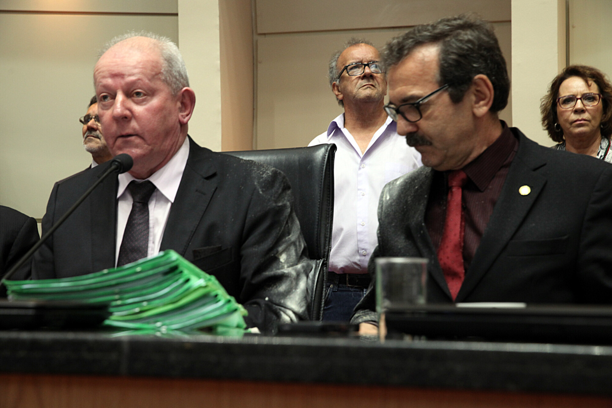 Deputados Marcos Vieira e  Serafim Venzon foram atingidos por farinha jogada da plateia