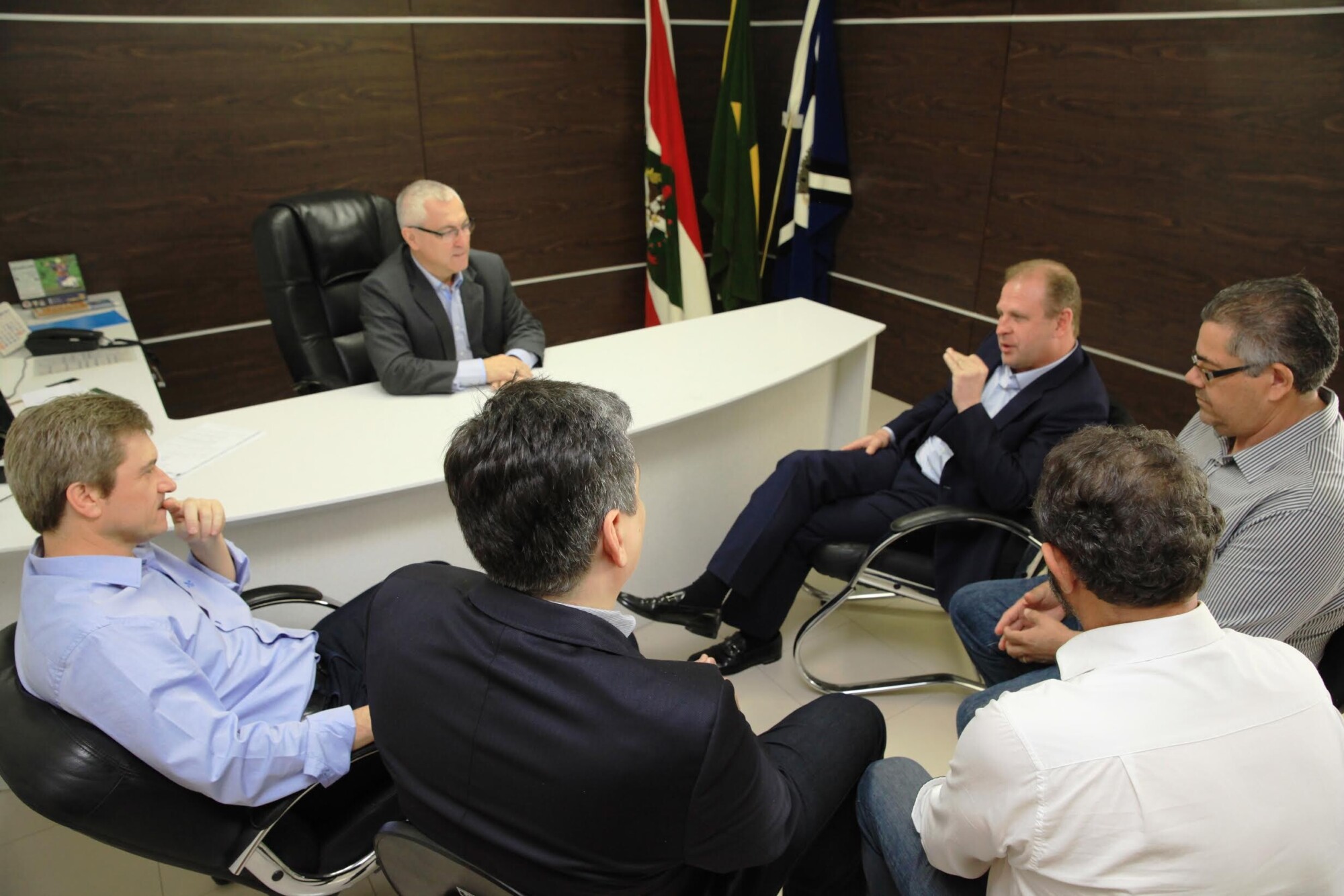 Os deputados Gelson Merisio e José Nei Ascari em visita à prefeitura de Tubarão. FOTO: Carlos Kilian/Agência AL
