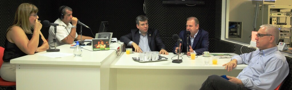 Deputados também participaram de entrevista à emissora de rádio em Tubarão. FOTO:  Carlos Kilian/Agência AL