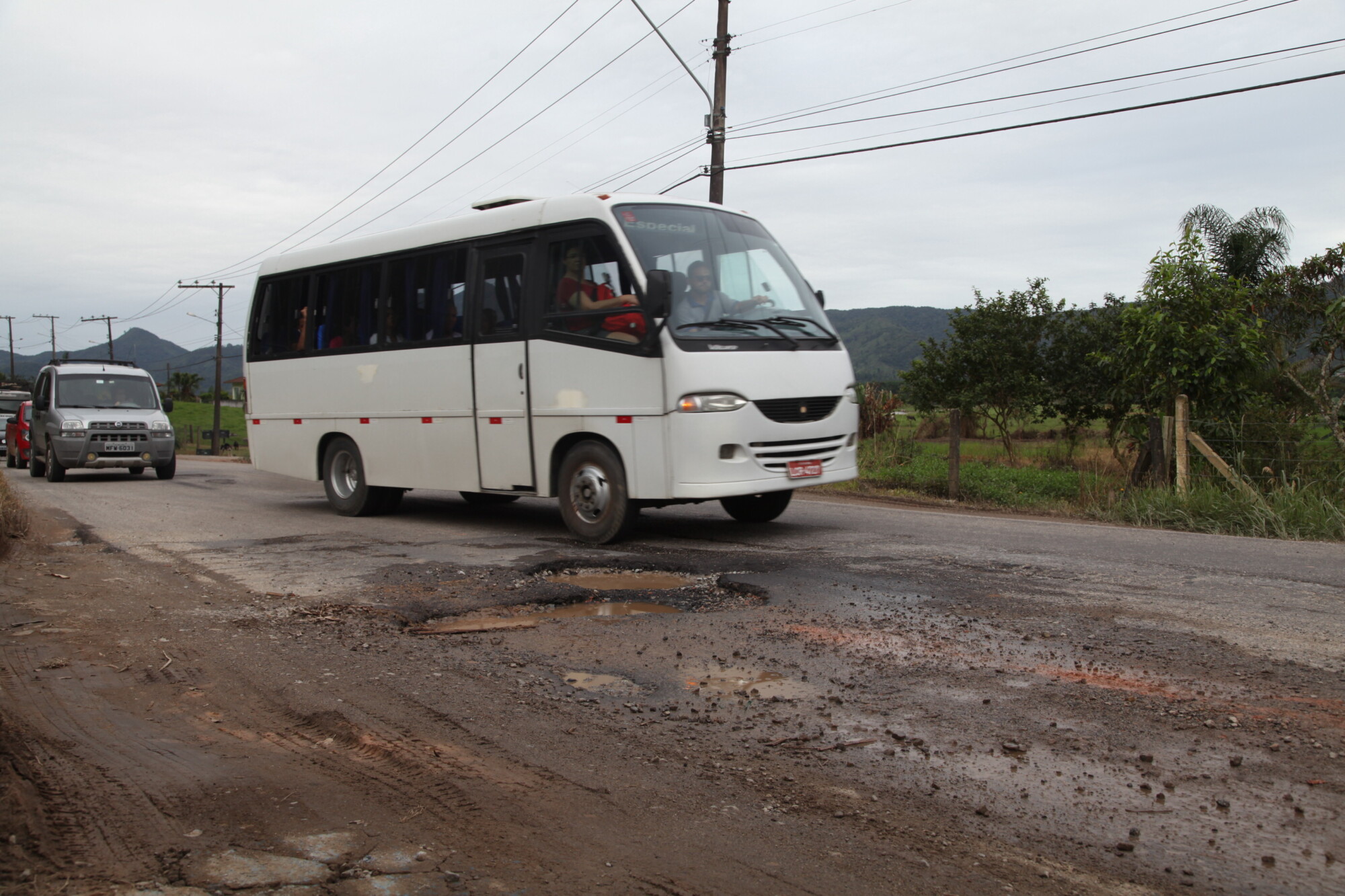 Veículos se arriscam entre os buracos da SC-407; rodovia foi tema de audiência pública