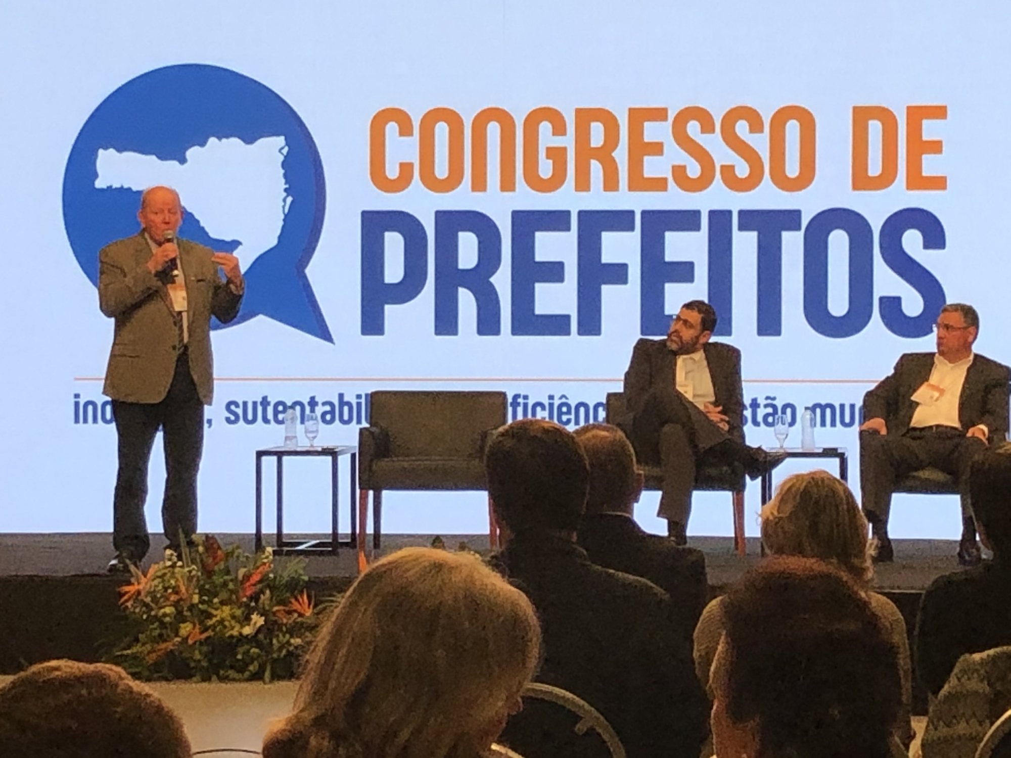 Governo quer aumentar contribuição de servidores para a previdência