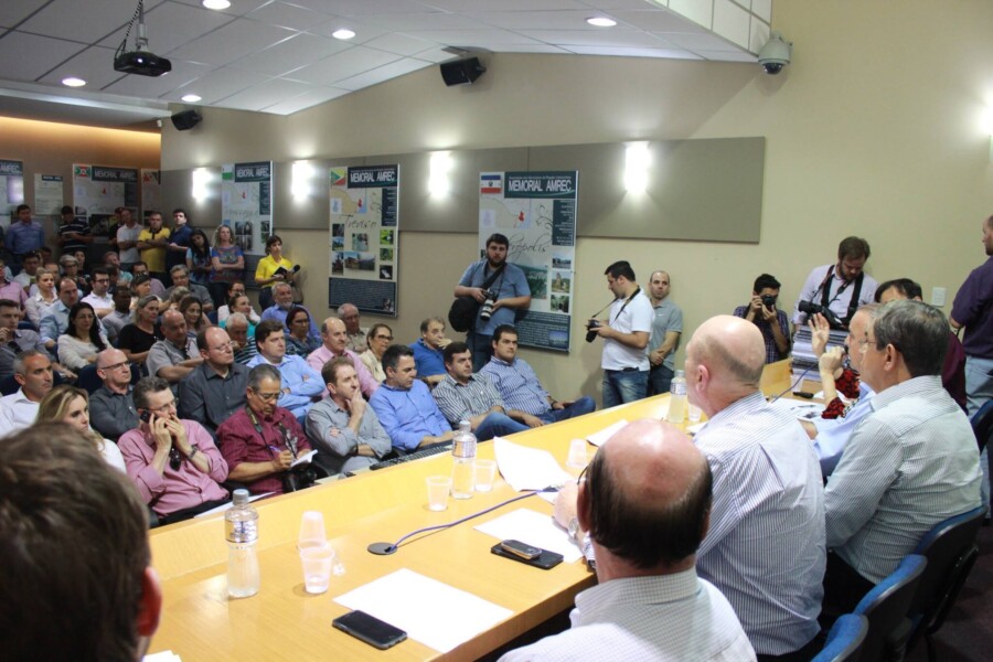 Deputado Zé Milton em reunião na Amrec